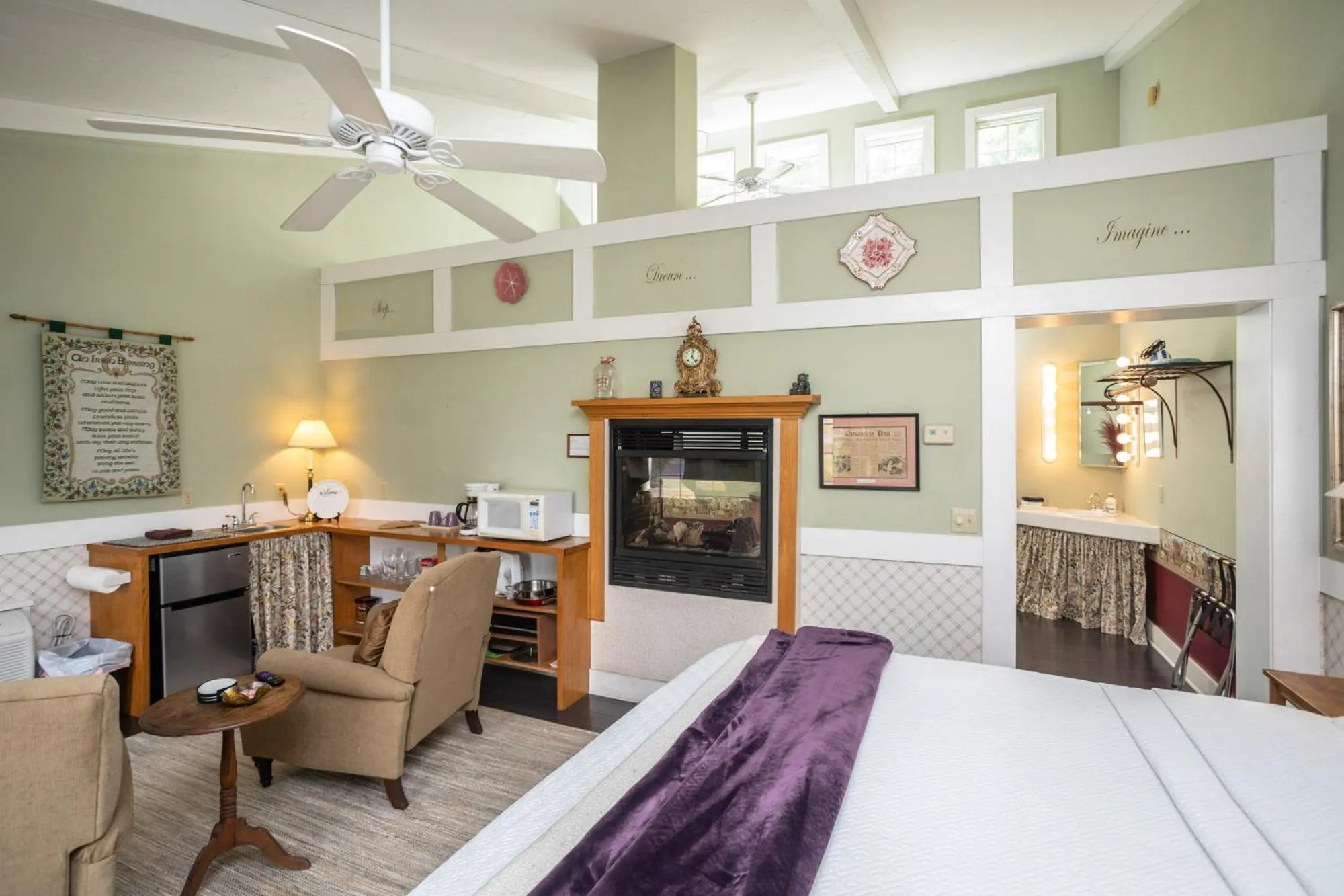 Bedroom, Bed in By the Side of the Road Inn & Cottages