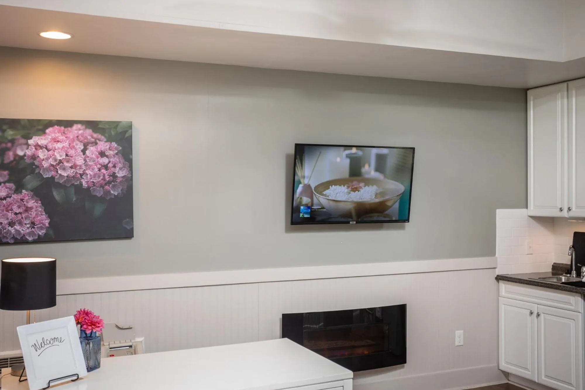 TV and multimedia in By the Side of the Road Inn & Cottages