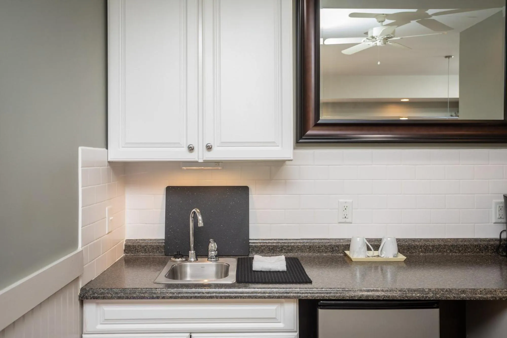 Kitchen or kitchenette in By the Side of the Road Inn & Cottages