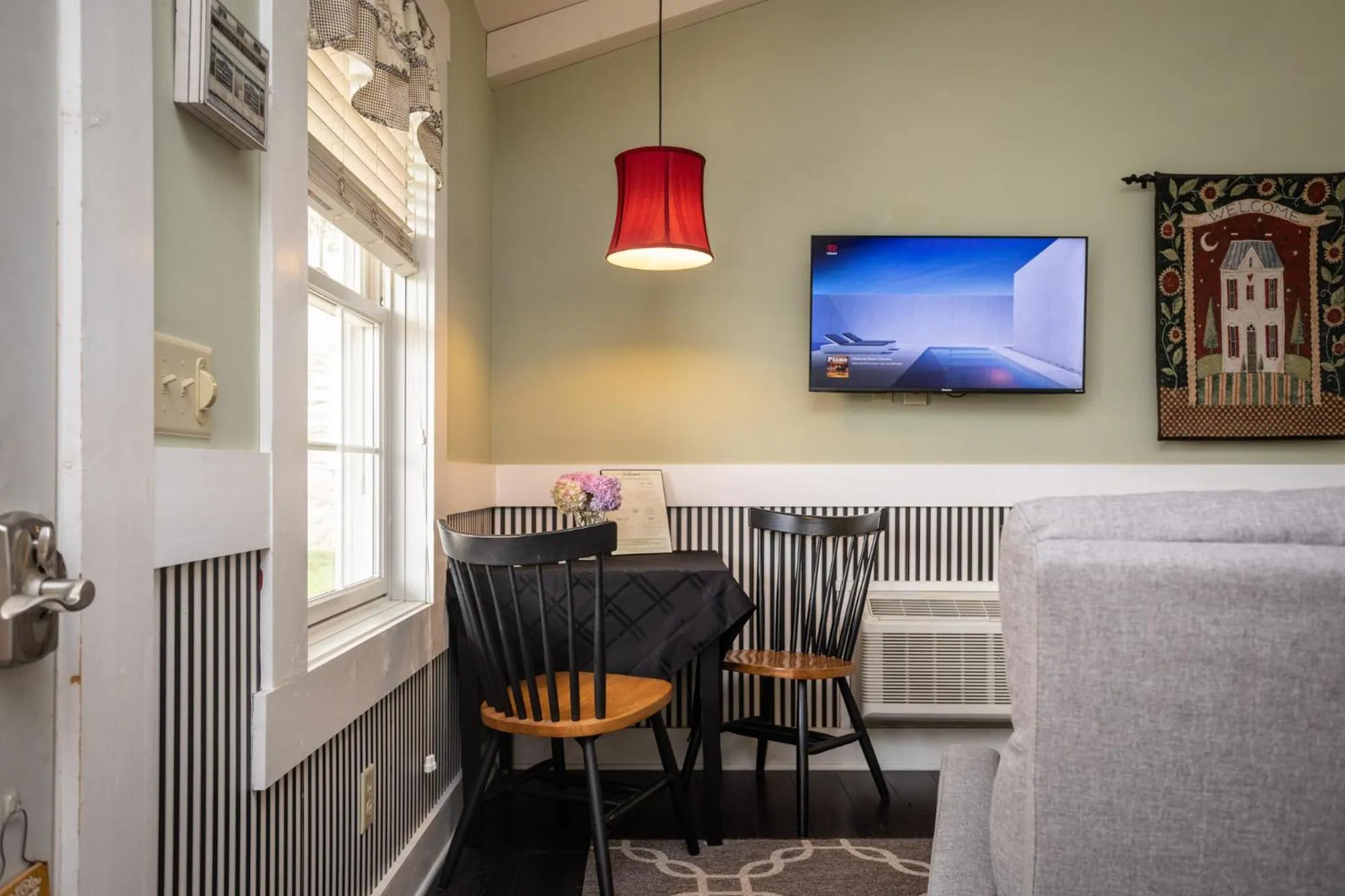 TV and multimedia in By the Side of the Road Inn & Cottages