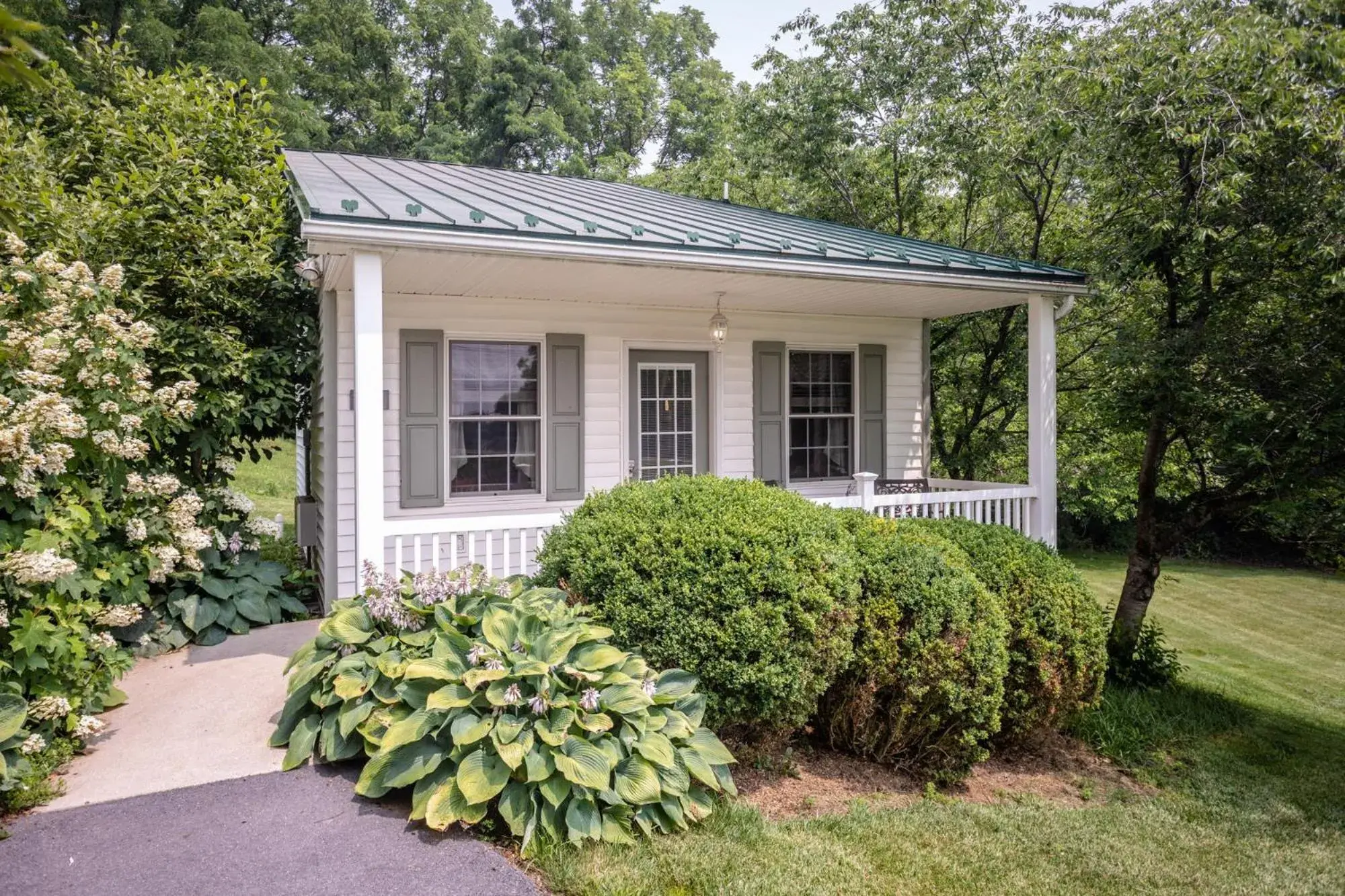 Deluxe King Room in By the Side of the Road Inn & Cottages Deluxe King Room in By the Side of the Road Inn & Cottages