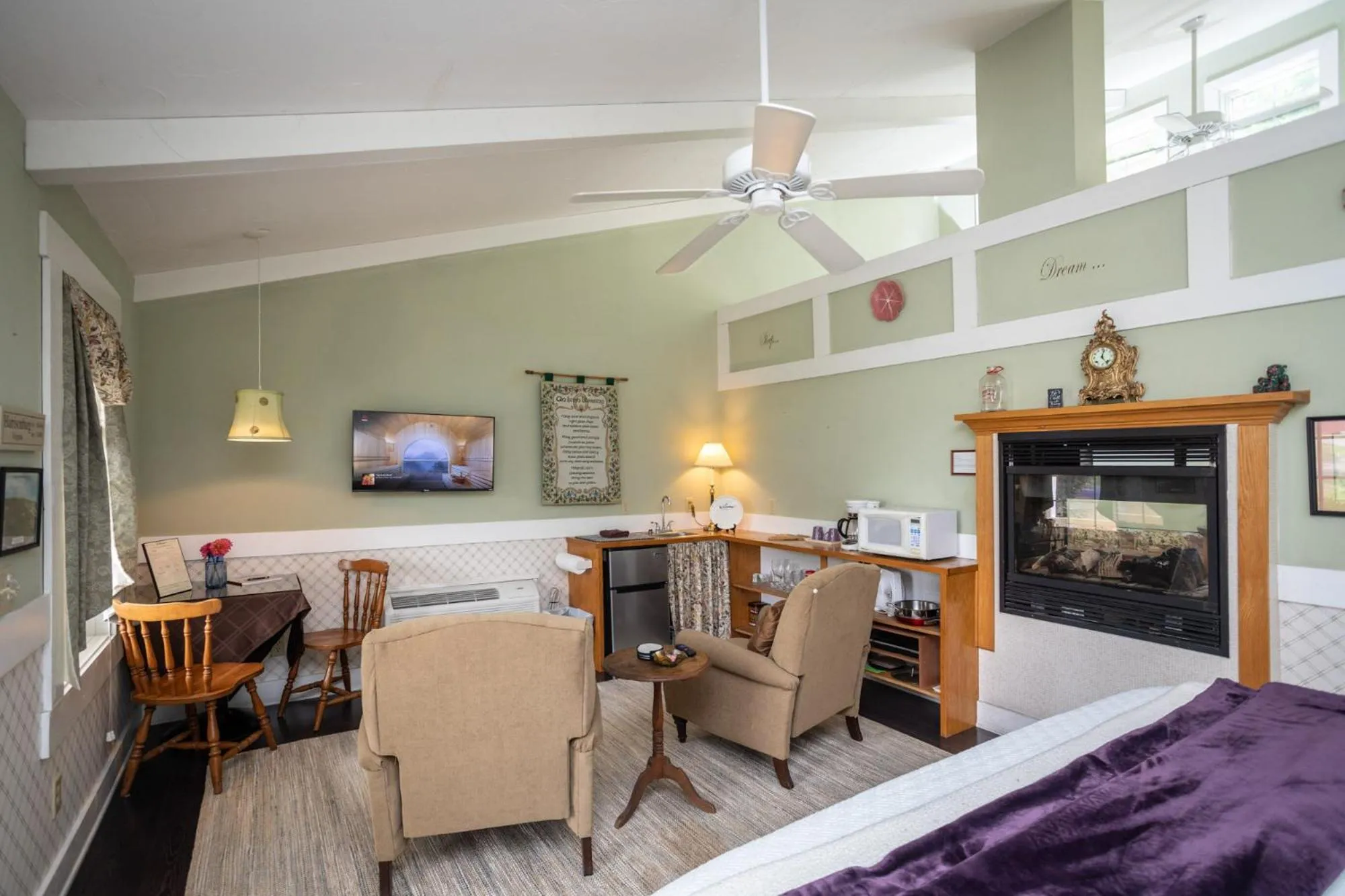 TV and multimedia in By the Side of the Road Inn & Cottages