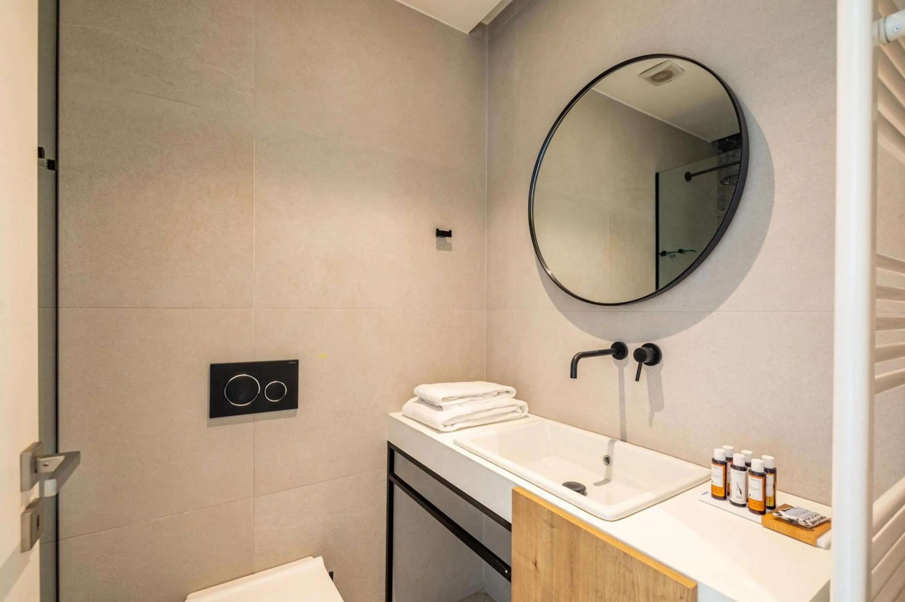 Bathroom in Earth Boutique Apartments next to Stavros Niarchos