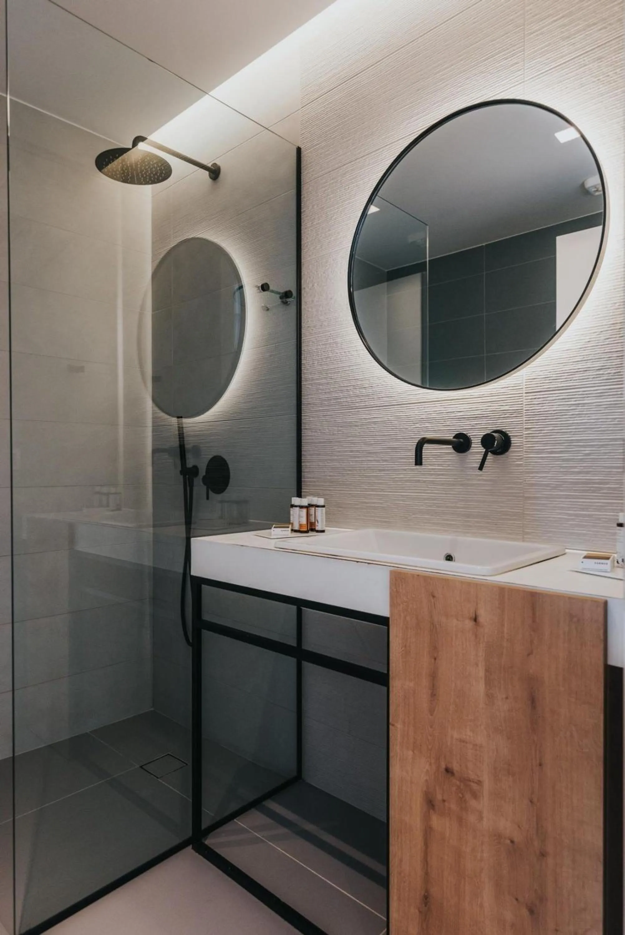 Earth Boutique Apartments next to Stavros Niarchos