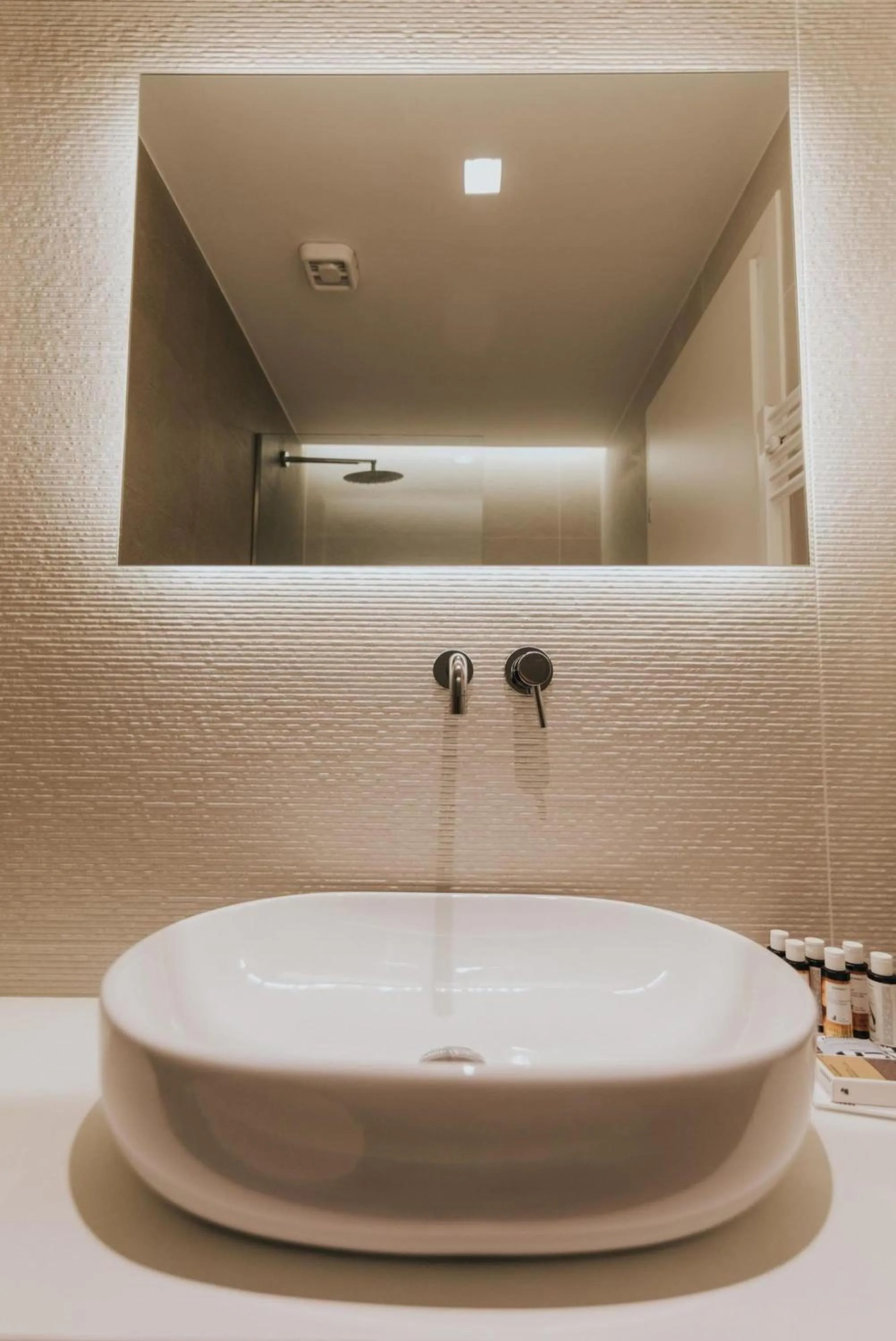 Earth Boutique Apartments next to Stavros Niarchos