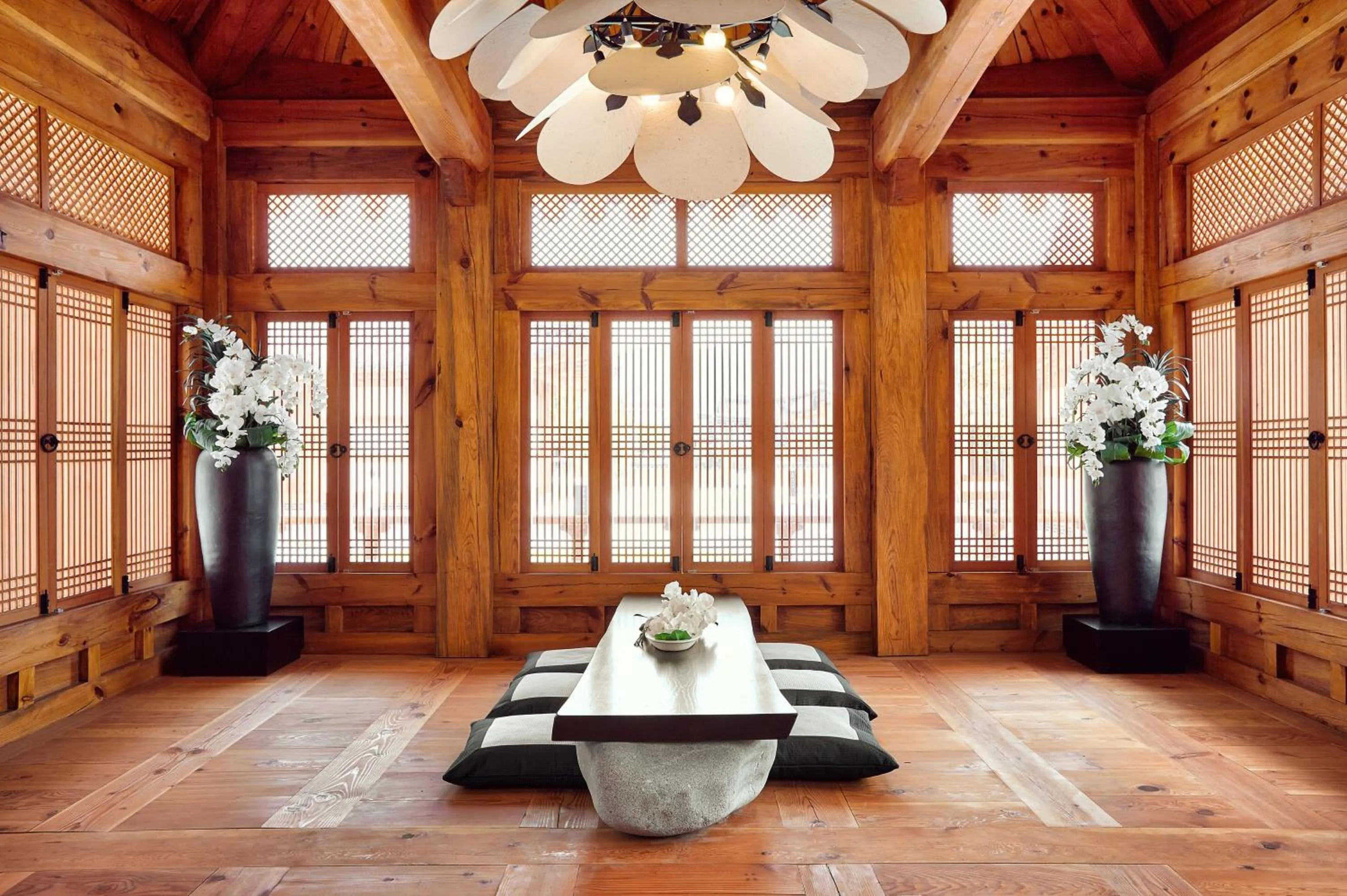 Living room in Hanok Stay Namwonyechon by Kensington