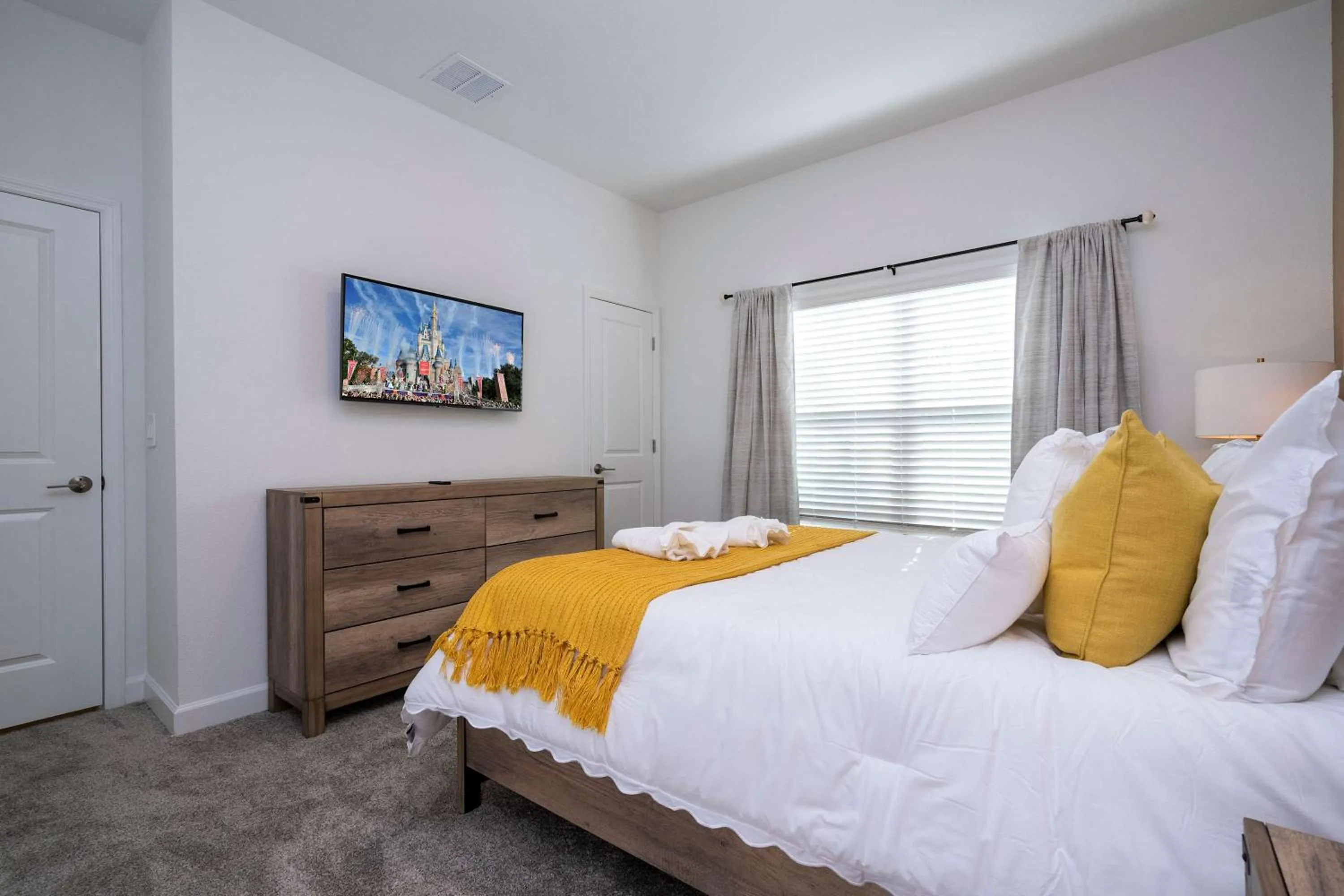 Bed in WonderFull 4Bd with Pool at Champions Gate 1174