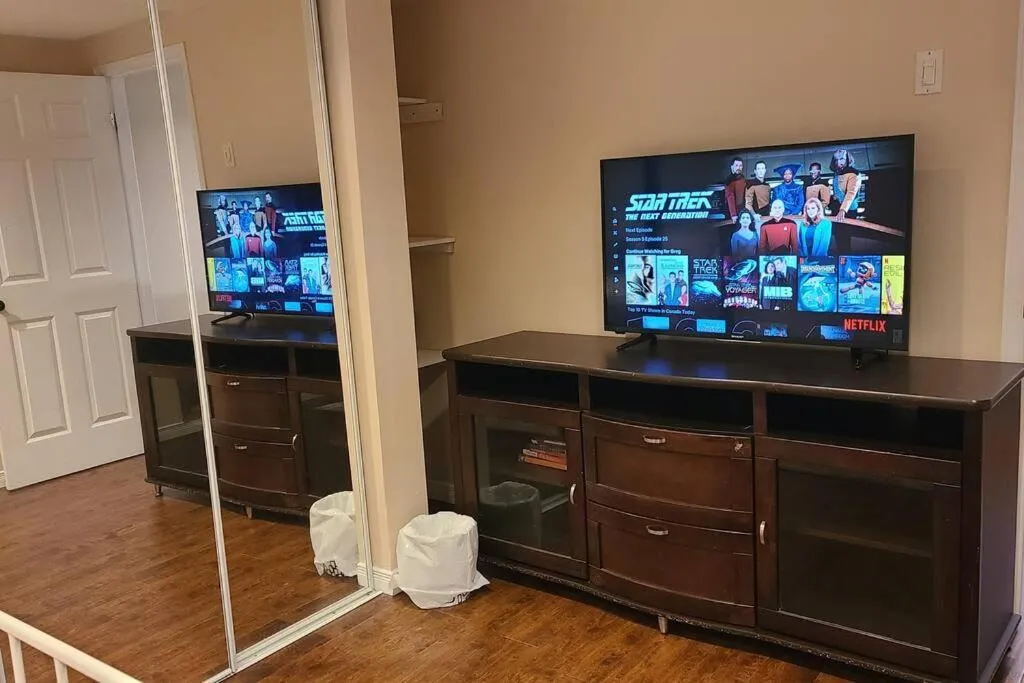 TV and multimedia in Spacious and bright unit with natural light.