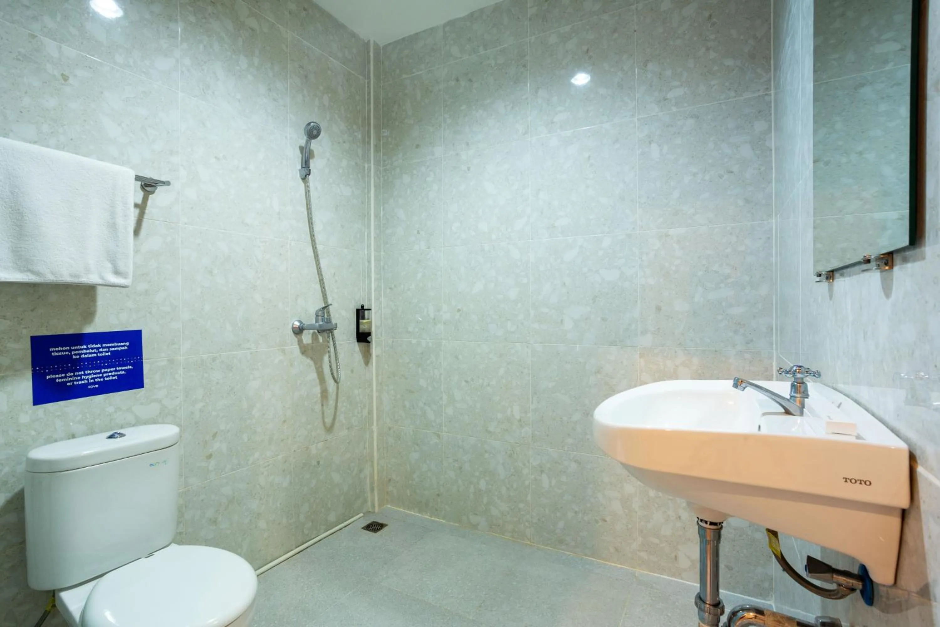 Shower in Cove De Tinaya