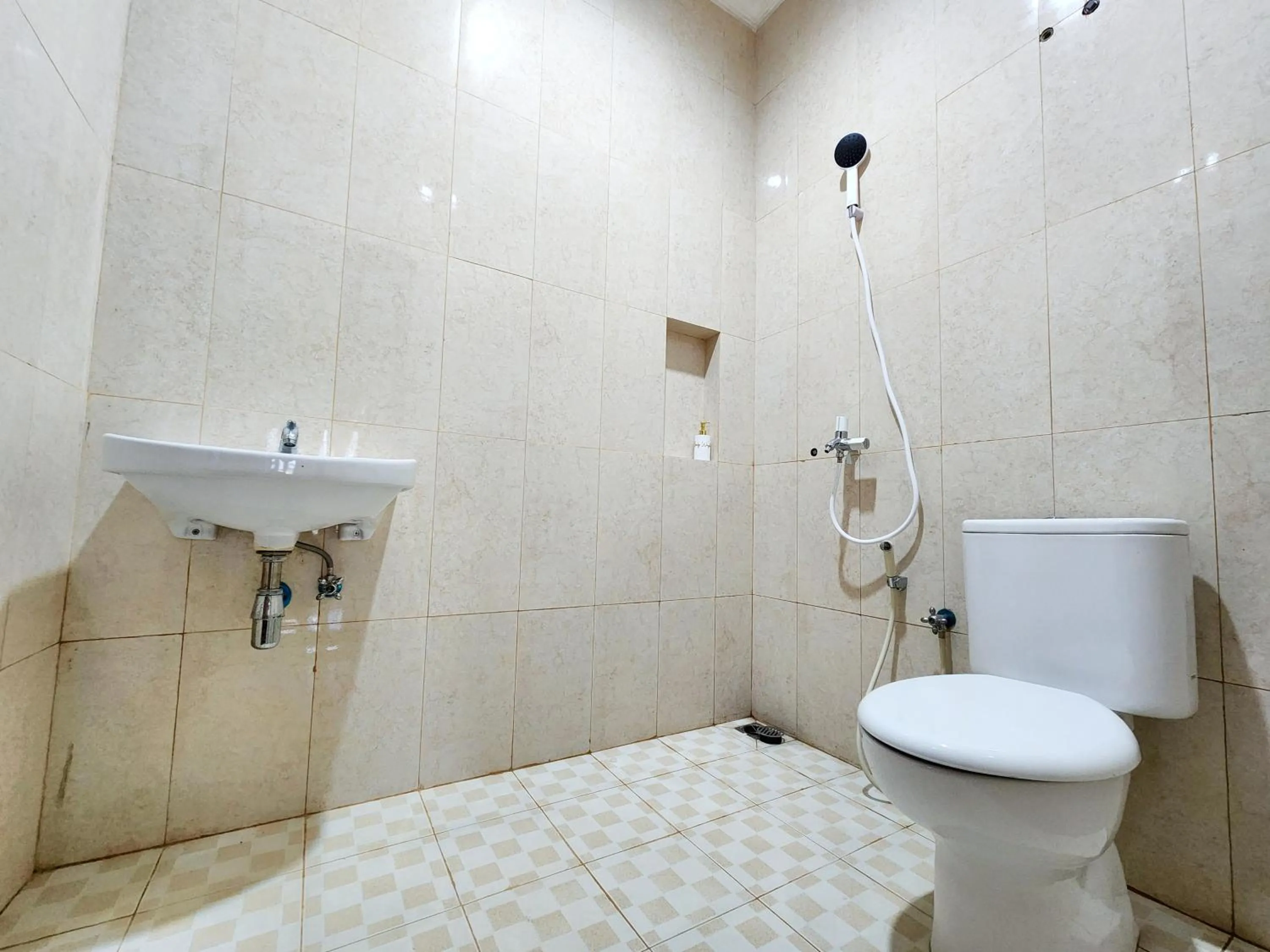 Shower in Surabaya Homey near UNAIR Syariah