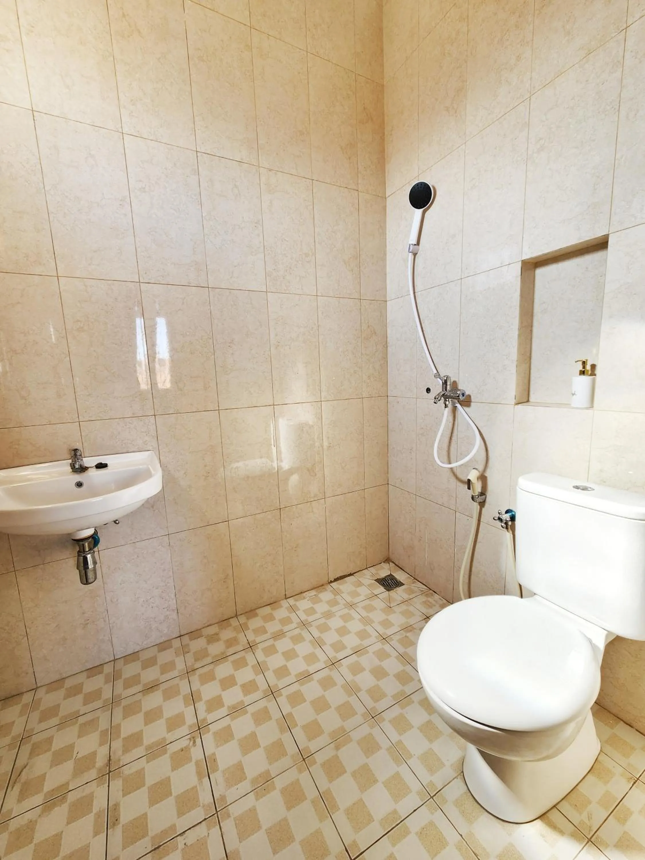 Shower in Surabaya Homey near UNAIR Syariah