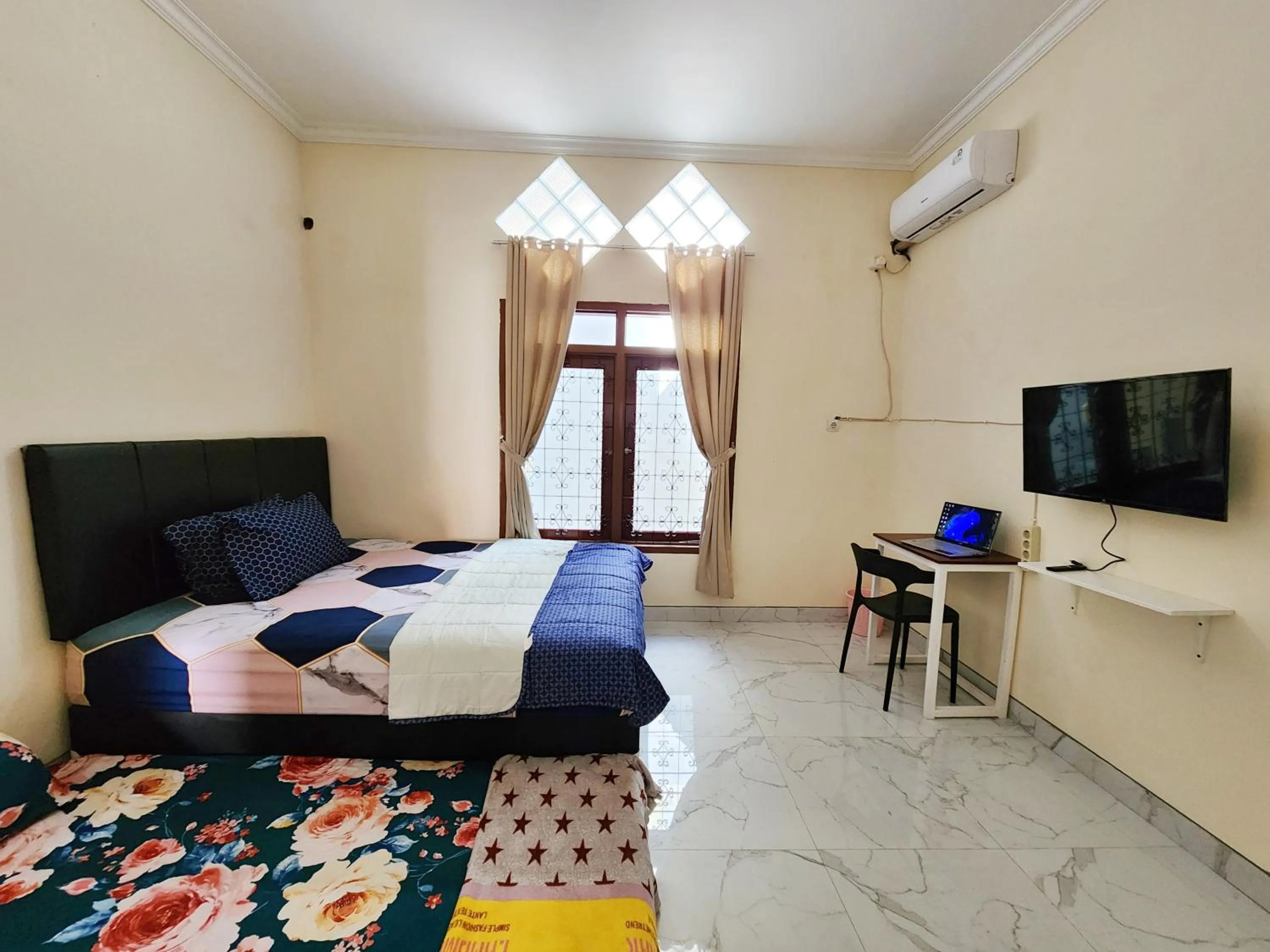 TV and multimedia, Bed in Surabaya Homey near UNAIR Syariah