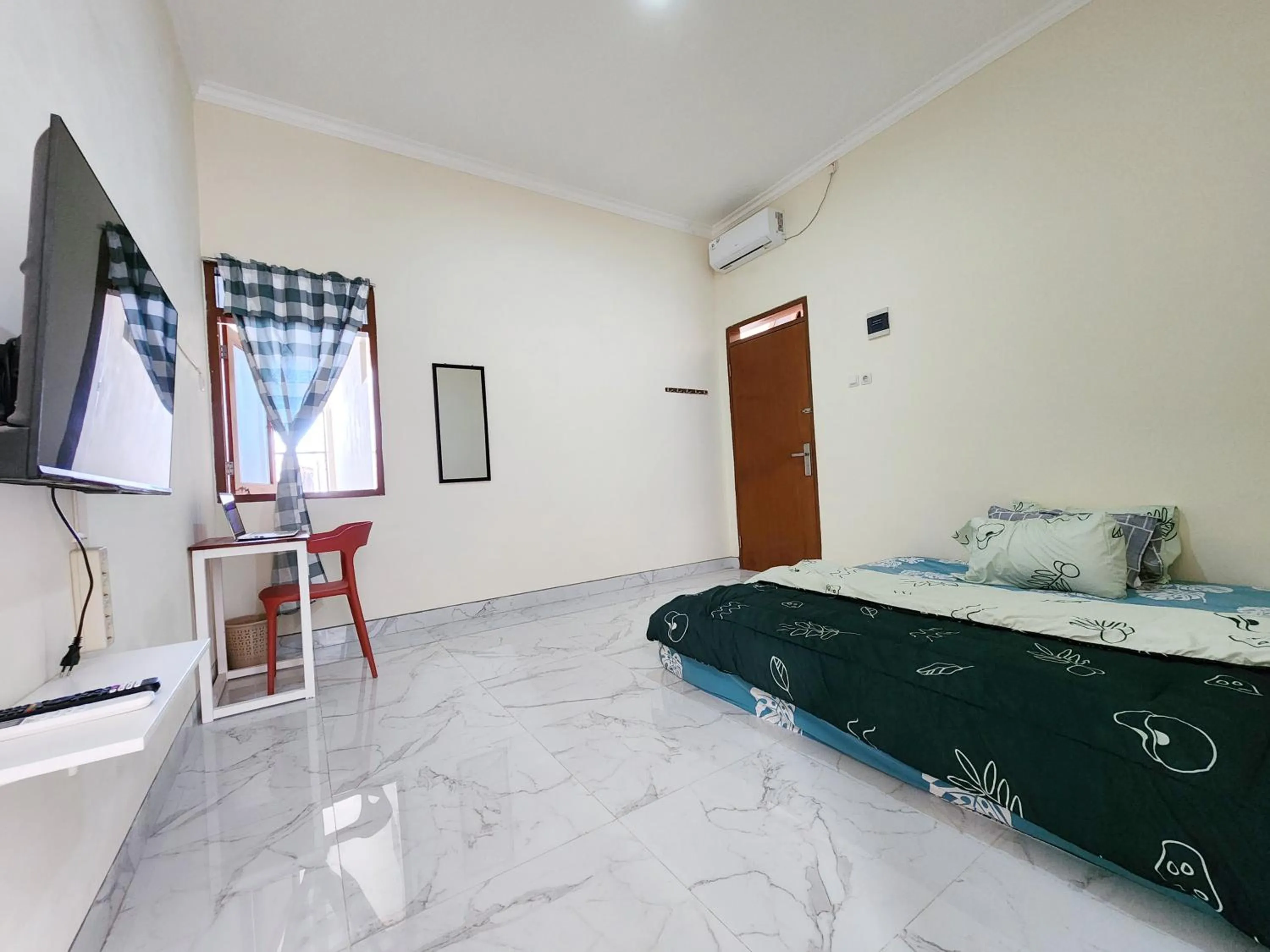 TV and multimedia, Bed in Surabaya Homey near UNAIR Syariah