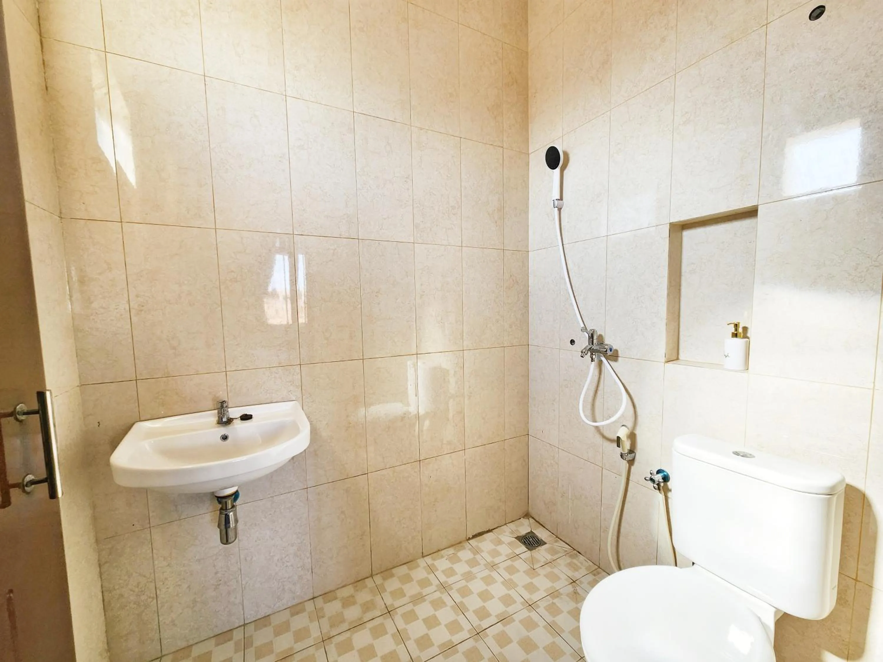 Shower in Surabaya Homey near UNAIR Syariah