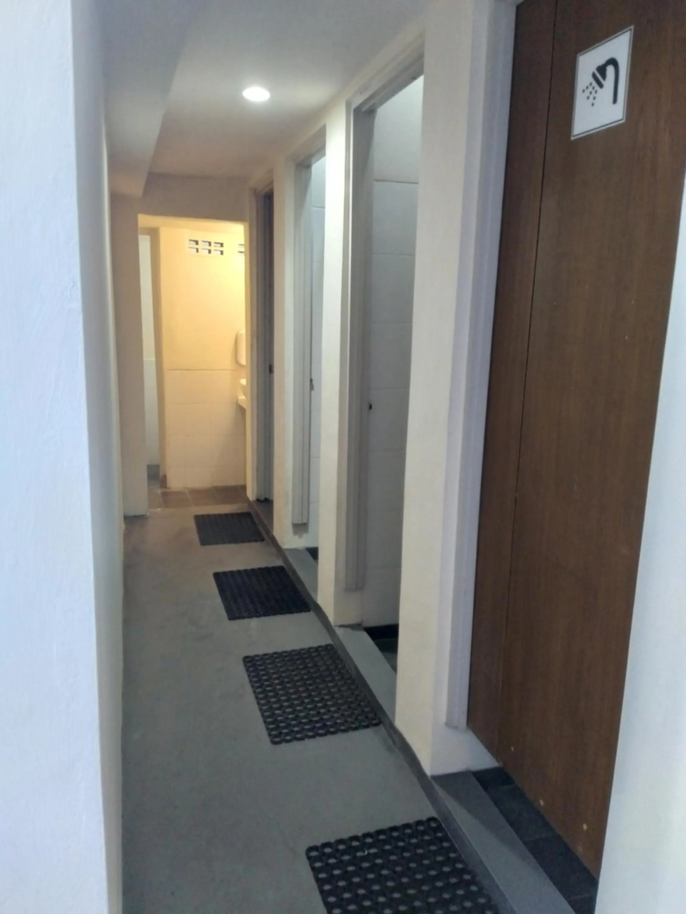 Bathroom in Poppies Senggigi Hostel