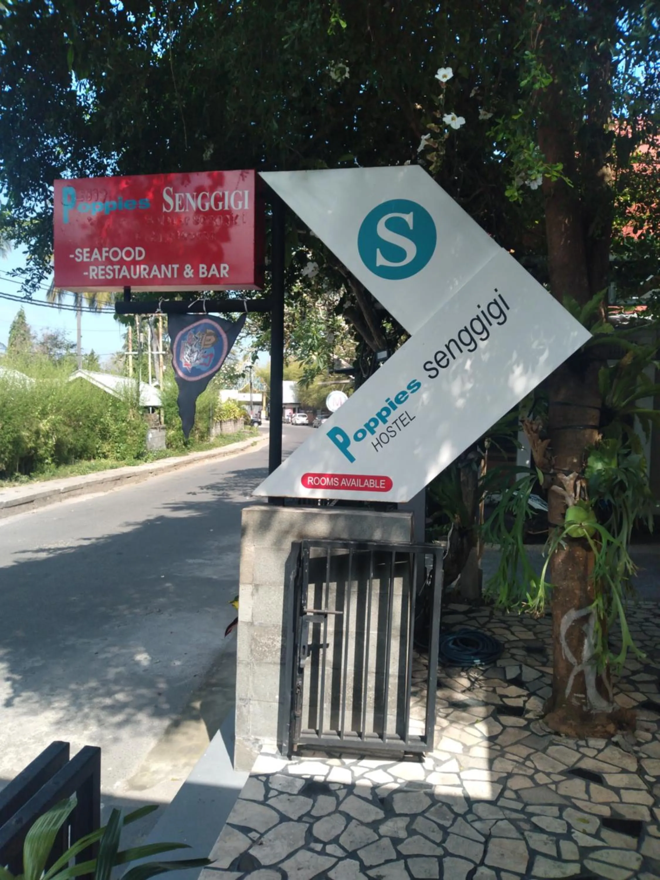 Poppies Senggigi Hostel
