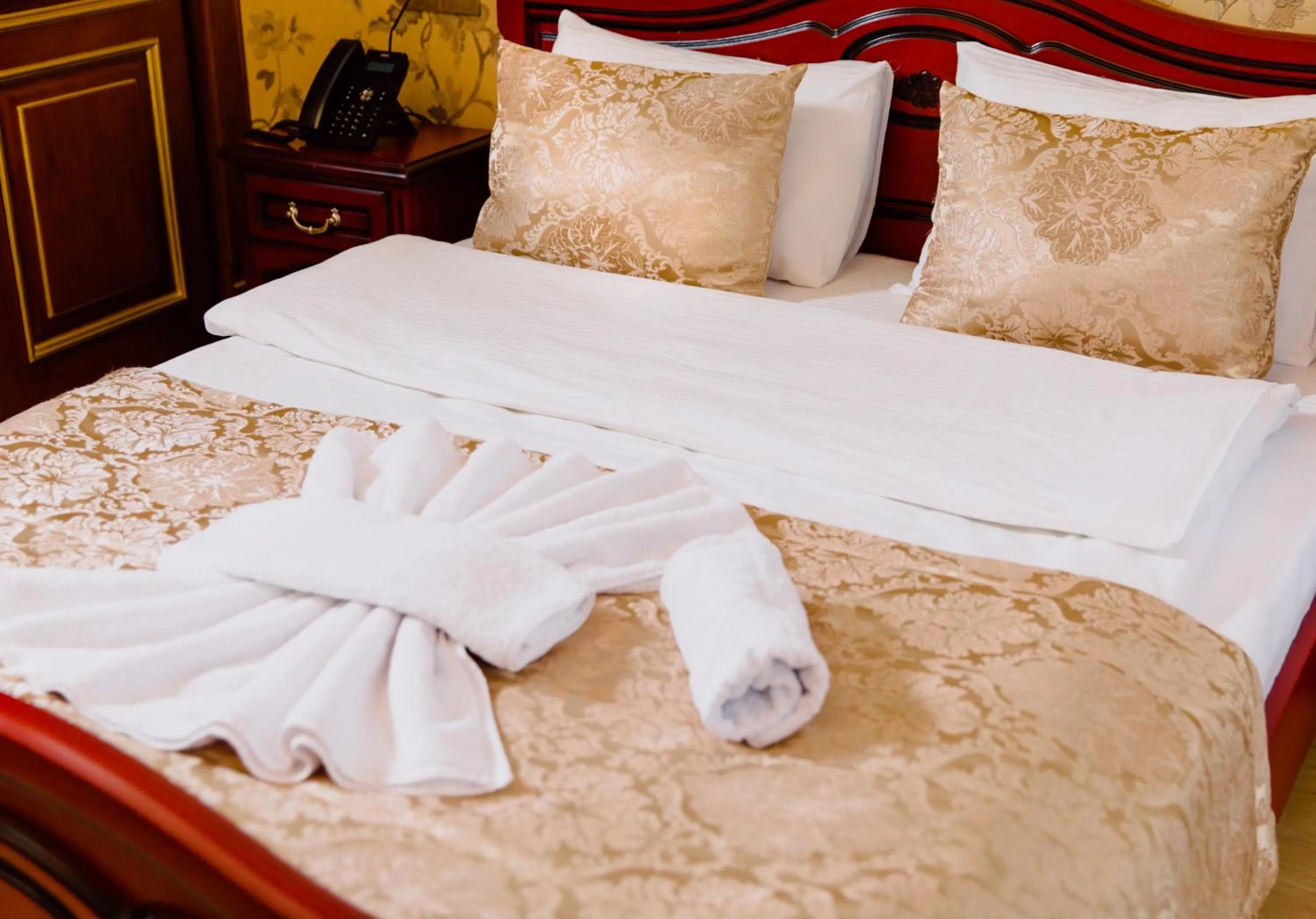 Bed in Royal Antique Boutique Hotel