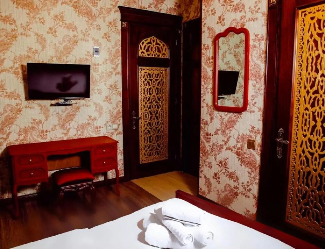 Bed in Royal Antique Boutique Hotel