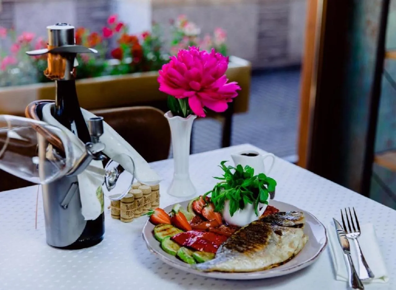 Restaurant/places to eat in Royal Antique Boutique Hotel