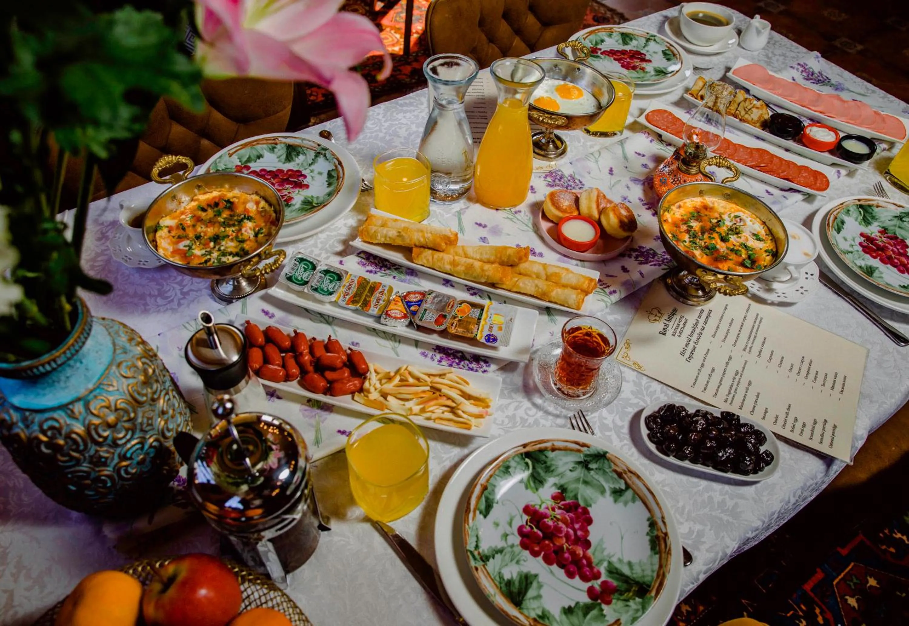 Restaurant/places to eat in Royal Antique Boutique Hotel