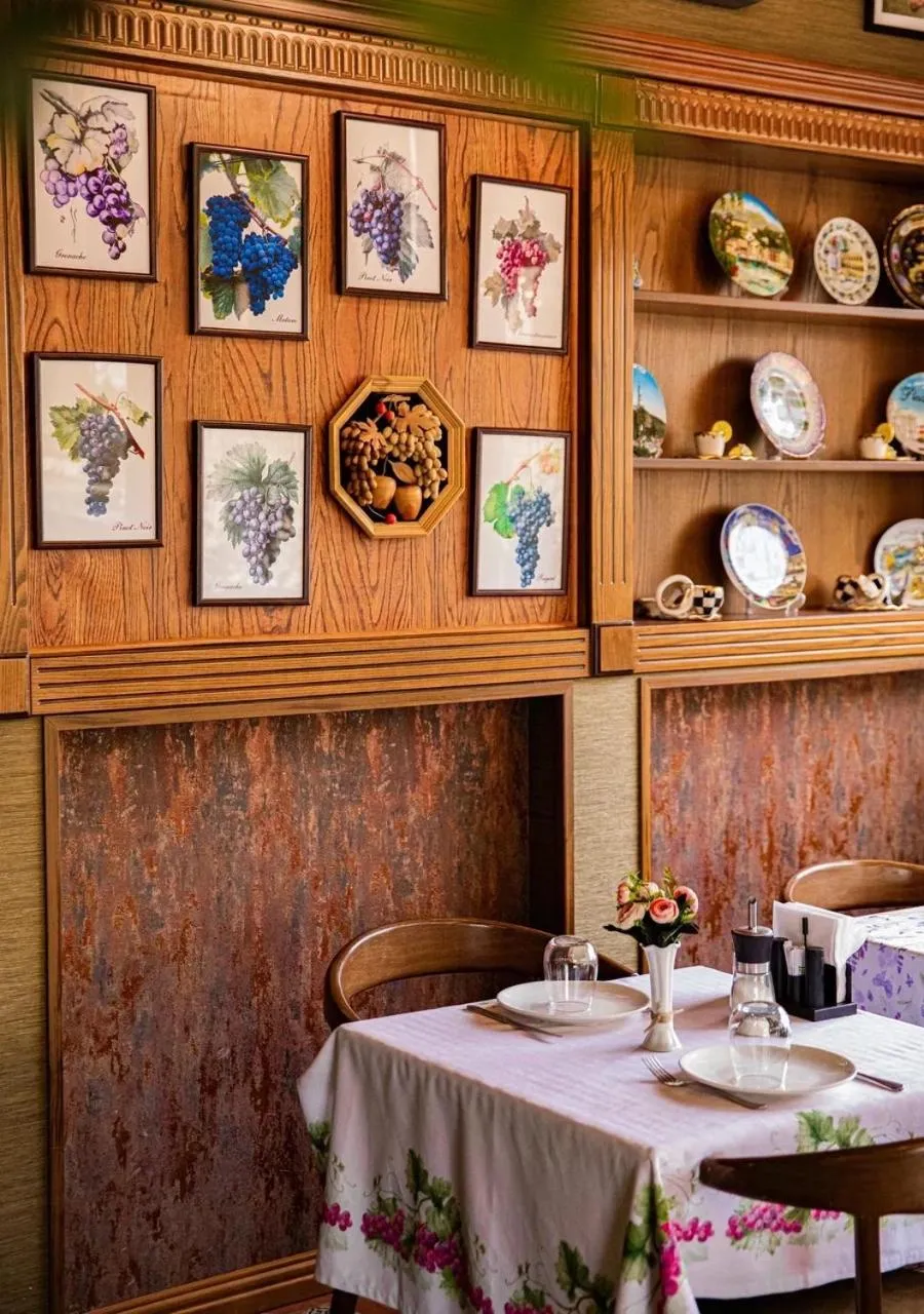 Restaurant/places to eat in Royal Antique Boutique Hotel