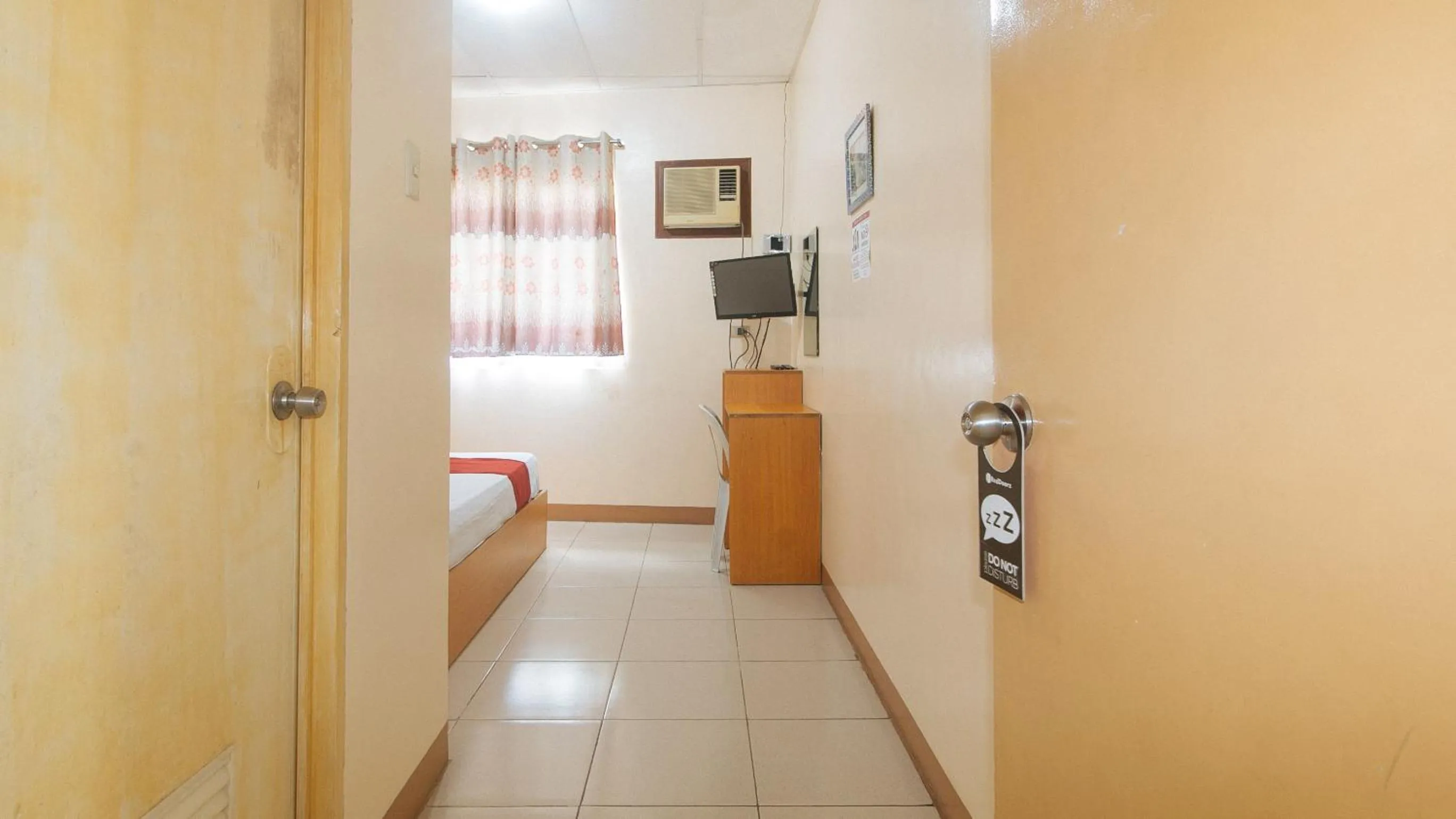 TV and multimedia in RedDoorz @ Asiana Pension Inn Mandaue City