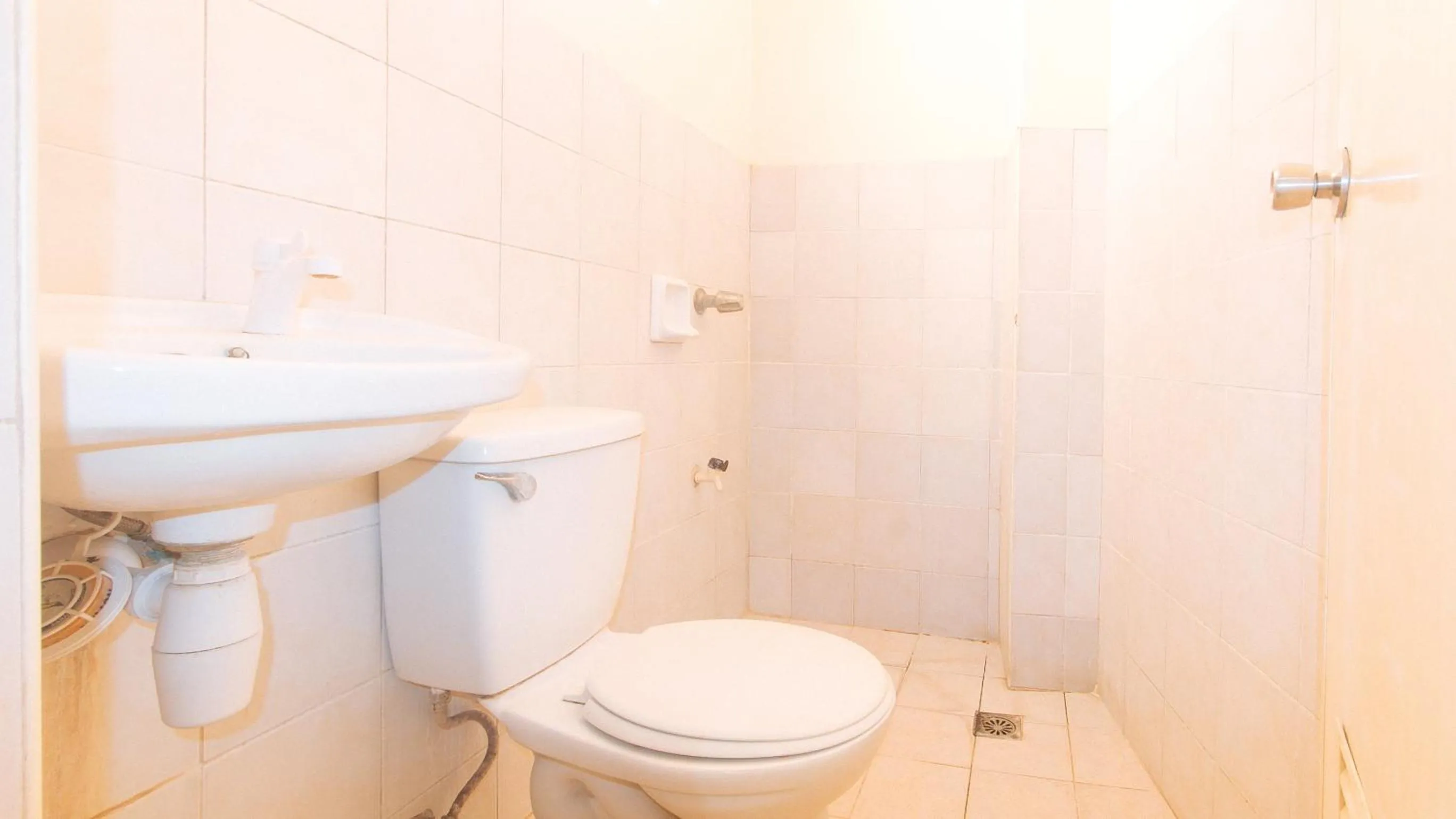 Shower in RedDoorz @ Asiana Pension Inn Mandaue City