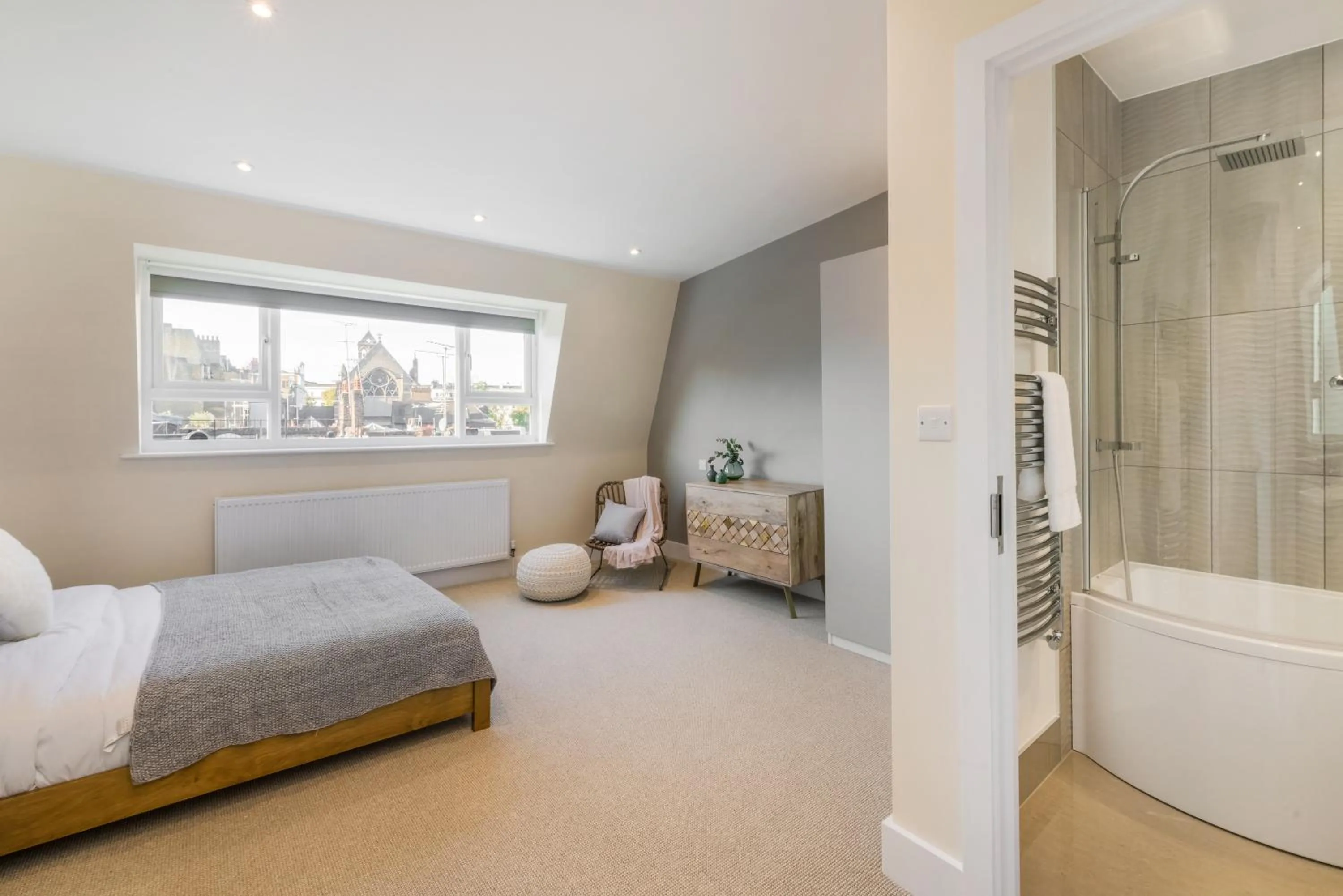 Photo of the whole room in StayLux Kensington