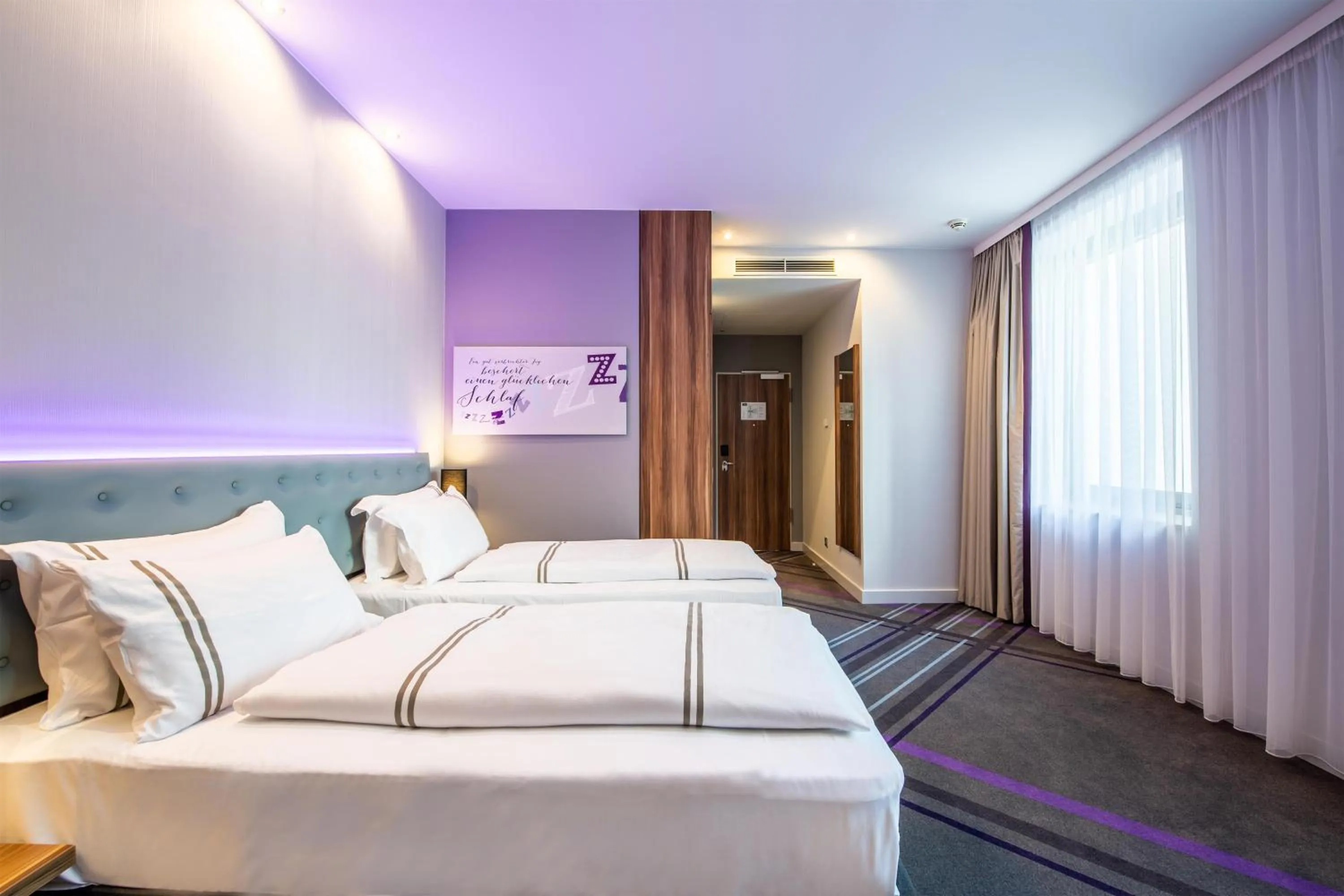 Bedroom, Bed in Premier Inn Frankfurt City Centre