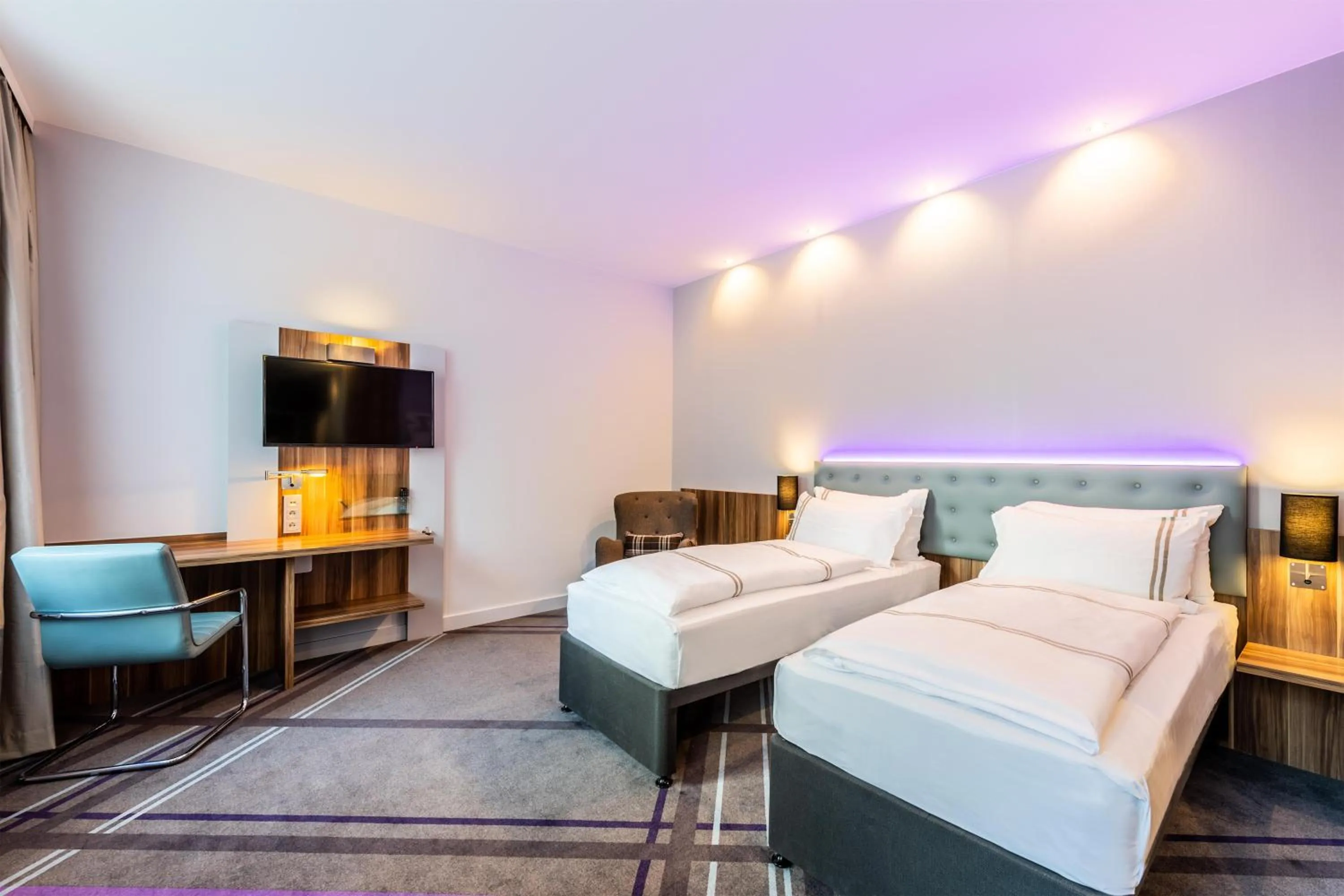 Bedroom, Bed in Premier Inn Frankfurt City Centre