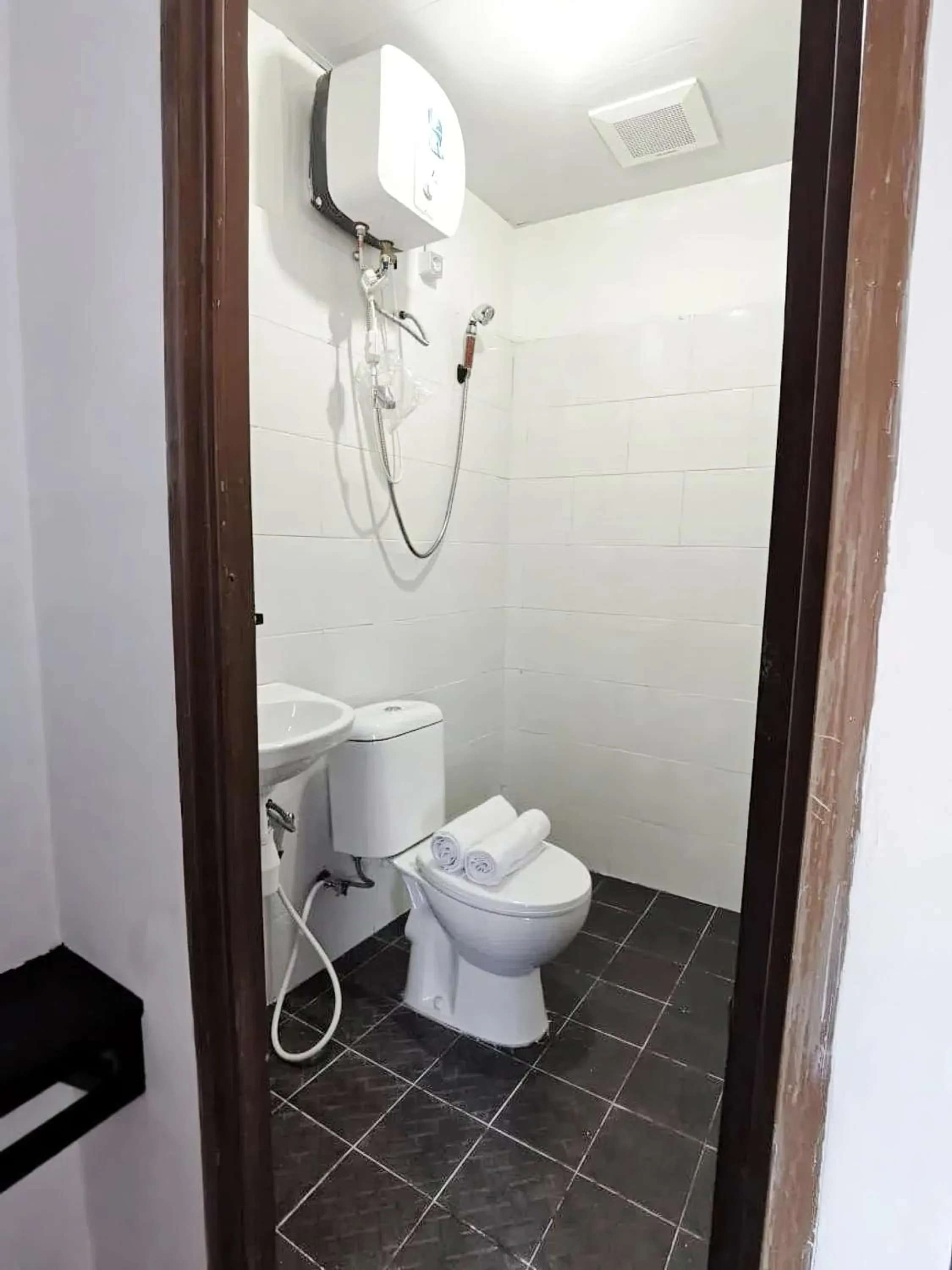 Bathroom in SBY Residence by ecommerceloka