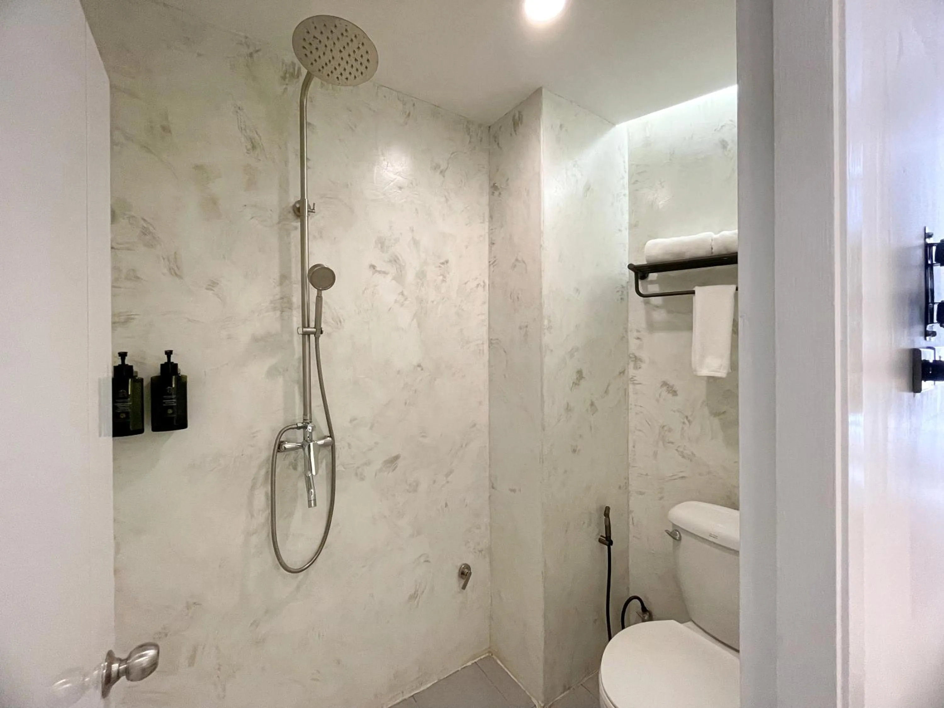 Shower in Arawana Express Sukhumvit 22
