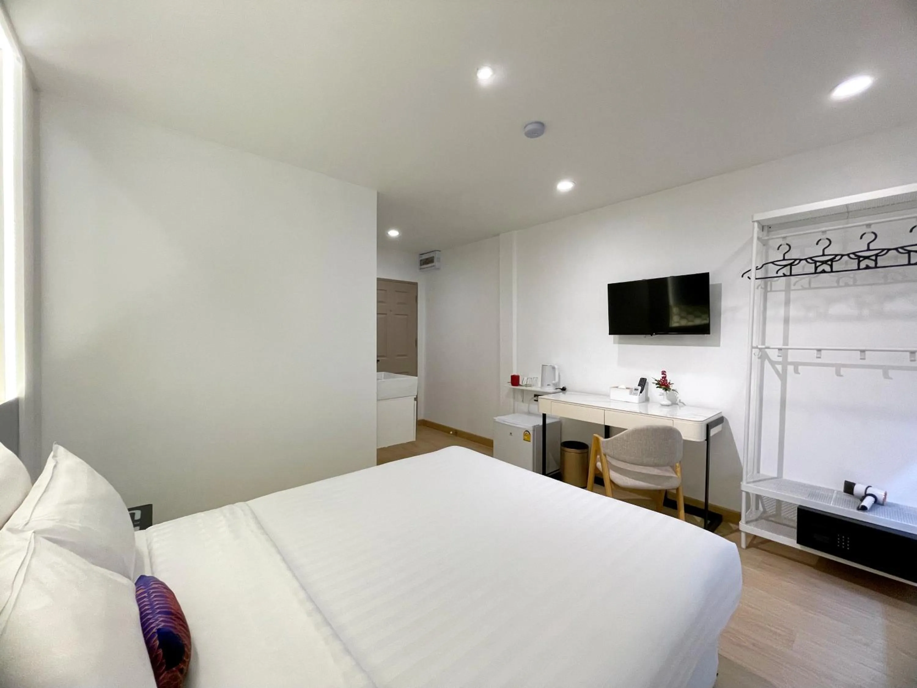 Photo of the whole room, Bed in Arawana Express Sukhumvit 22