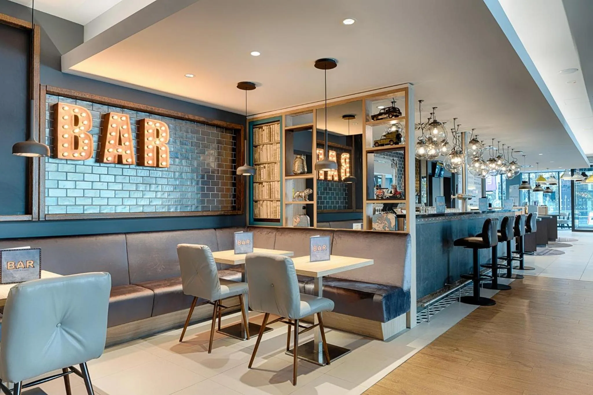 Lounge or bar in Premier Inn Frankfurt Westend