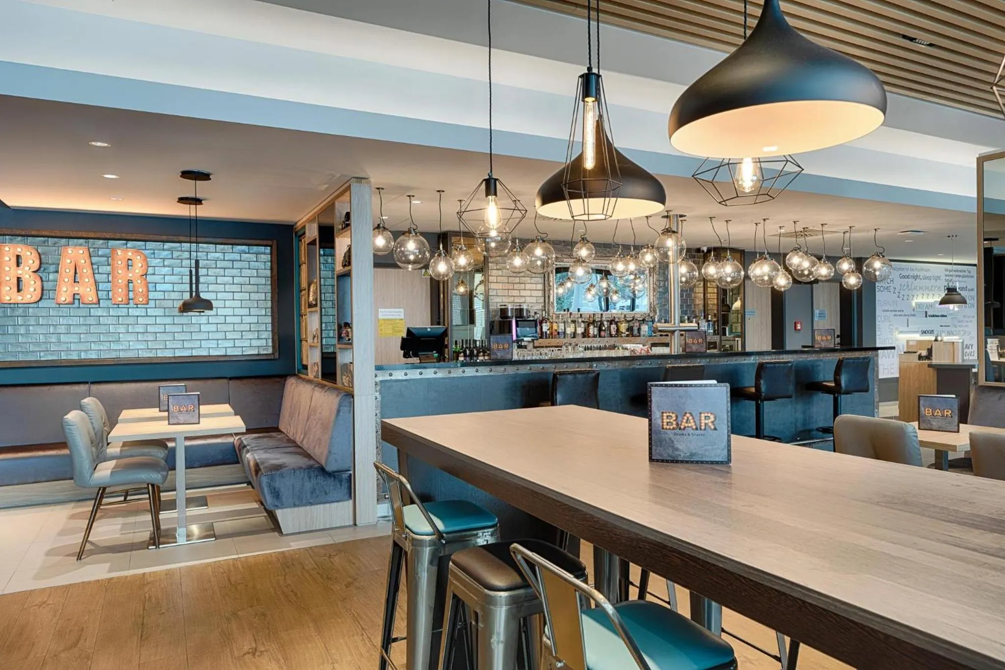 Lounge or bar in Premier Inn Frankfurt Westend