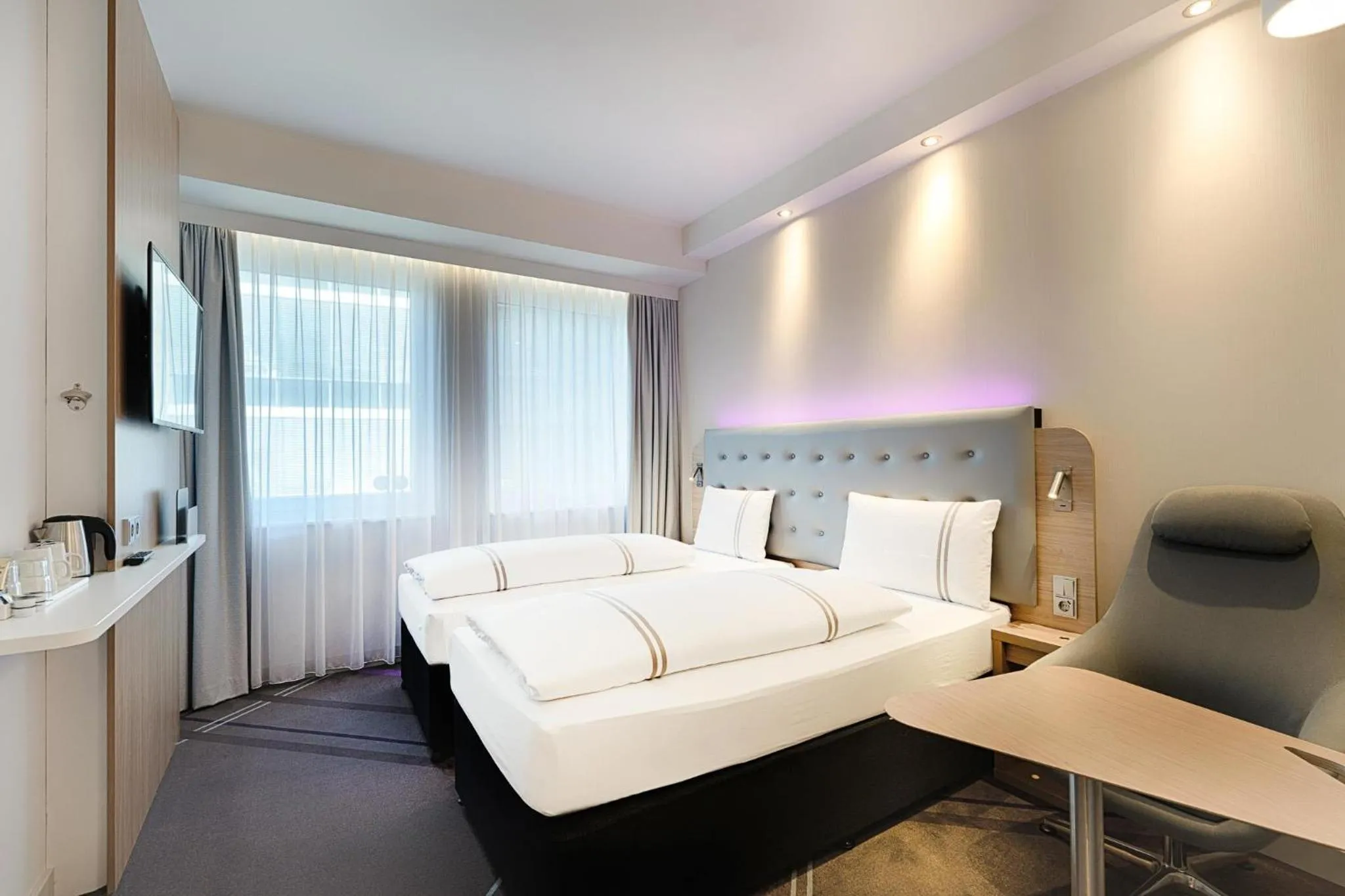 Bedroom, Bed in Premier Inn Frankfurt Westend