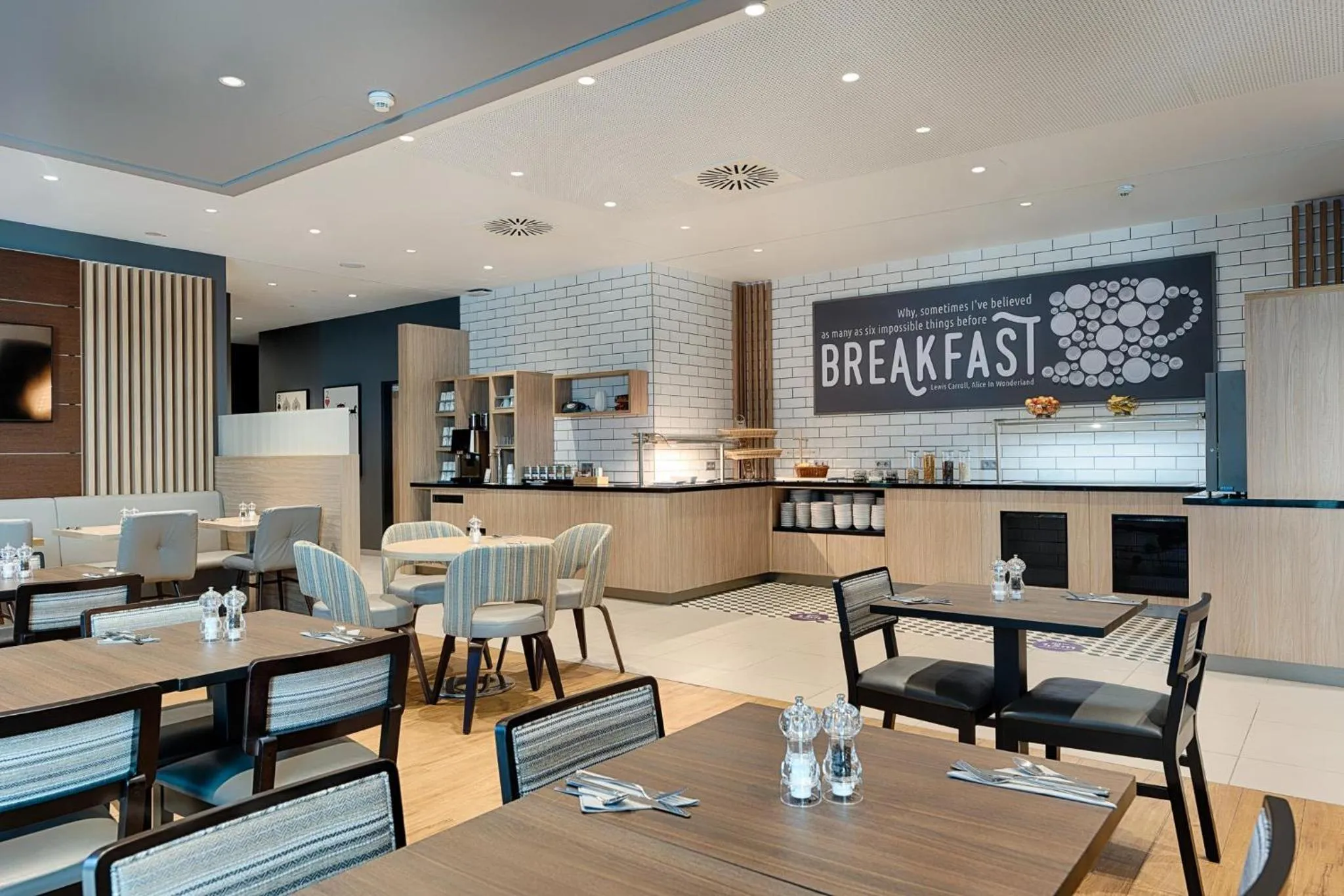 Restaurant/places to eat in Premier Inn Frankfurt Westend