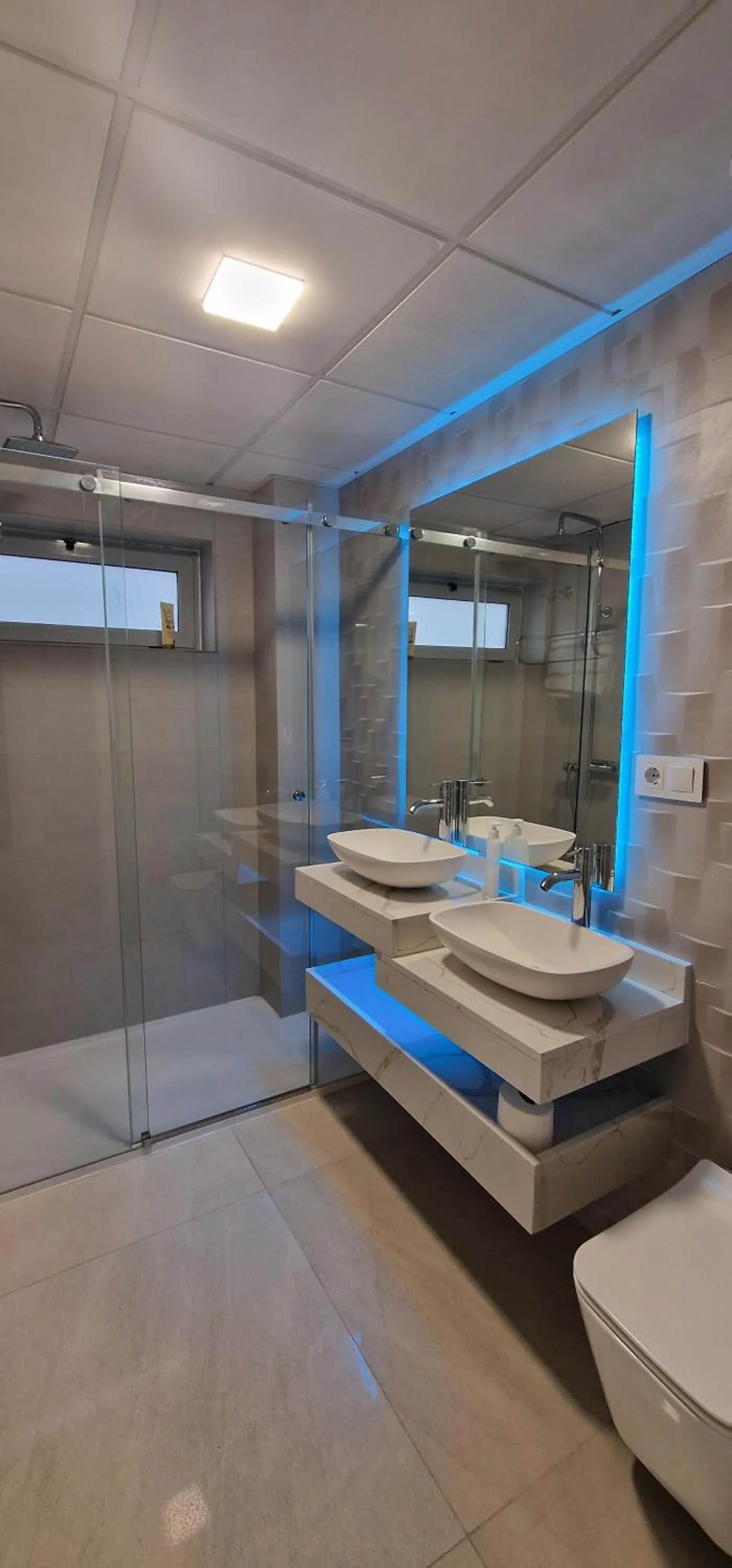 Shower in APARTAMENTOS OASIS DE LA CALA