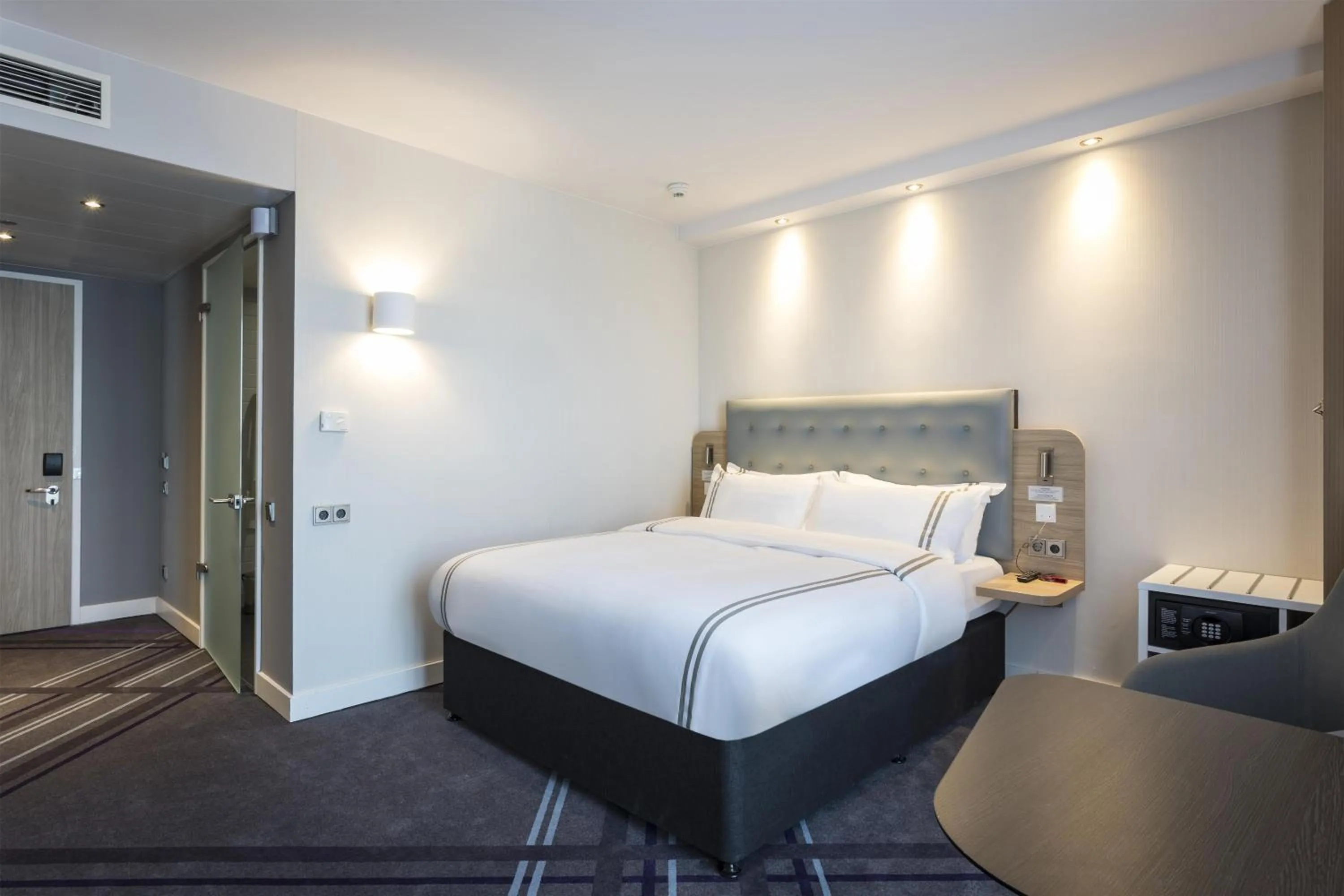 Bedroom, Bed in Premier Inn Freiburg City Süd