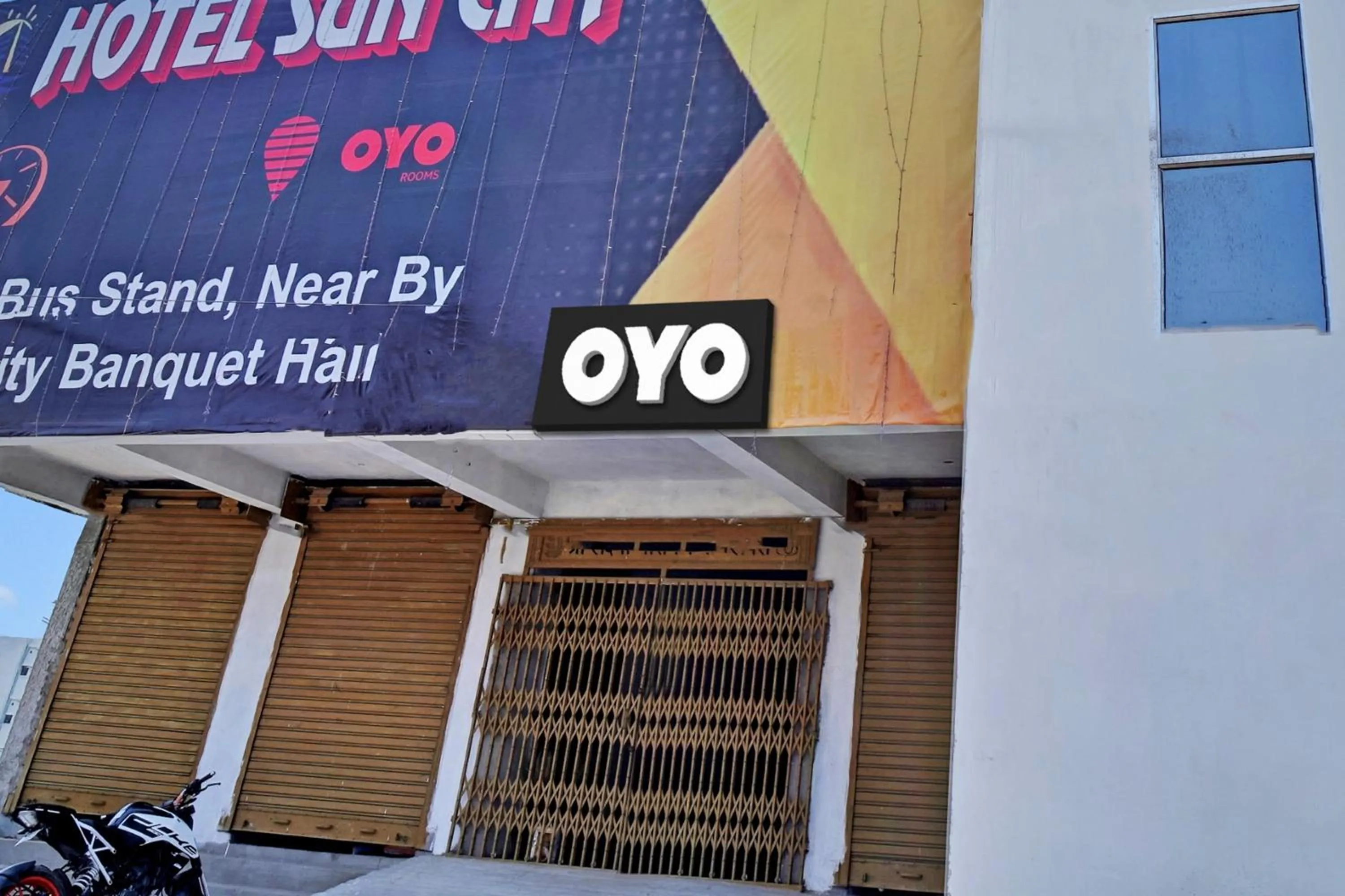 Facade/entrance in Hotel O by OYO Sun City