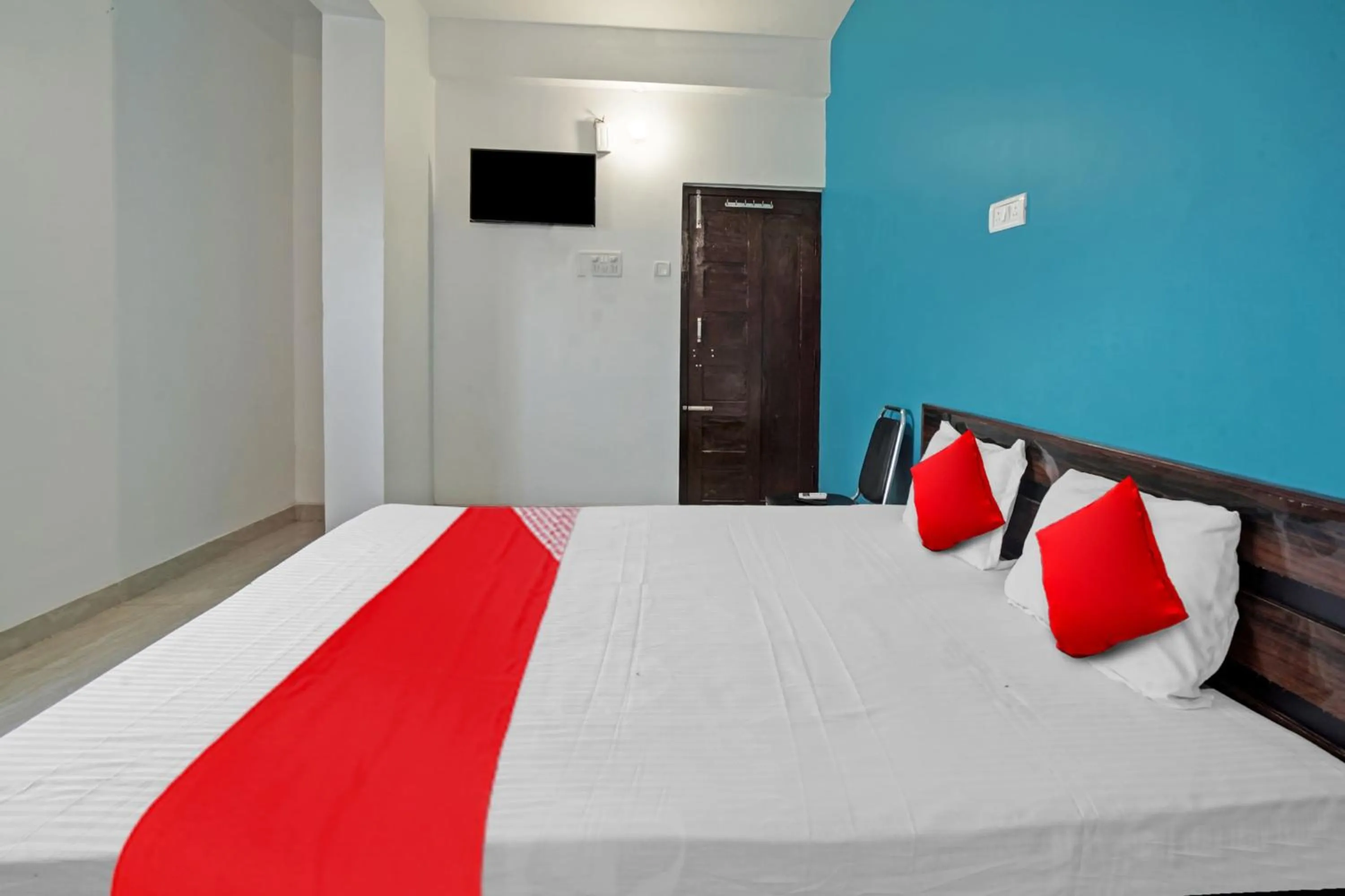 Facade/entrance in Hotel O by OYO Sun City