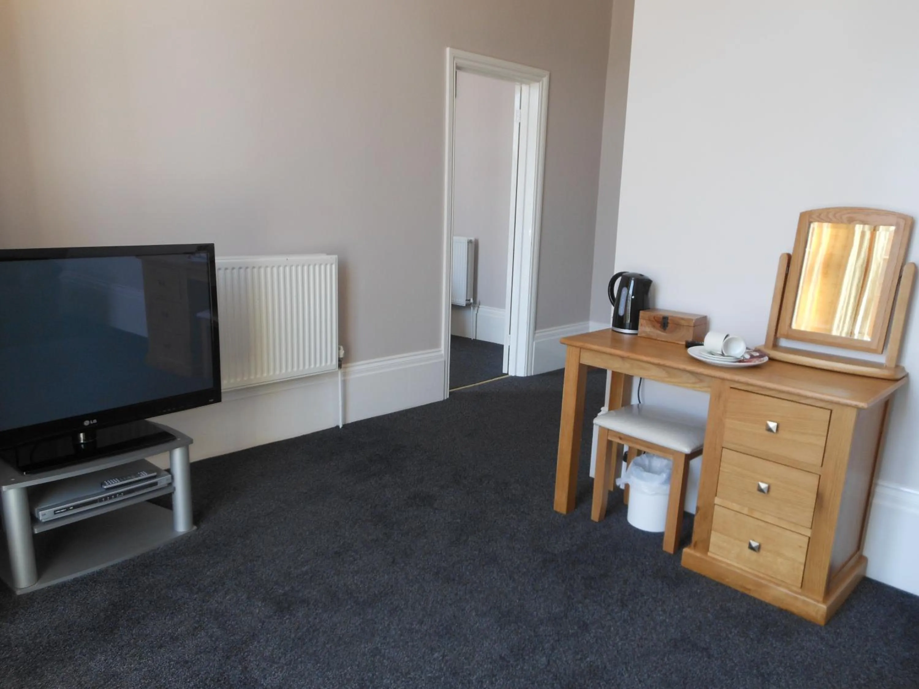 TV and multimedia, TV/Entertainment Center in Bath House Hotel