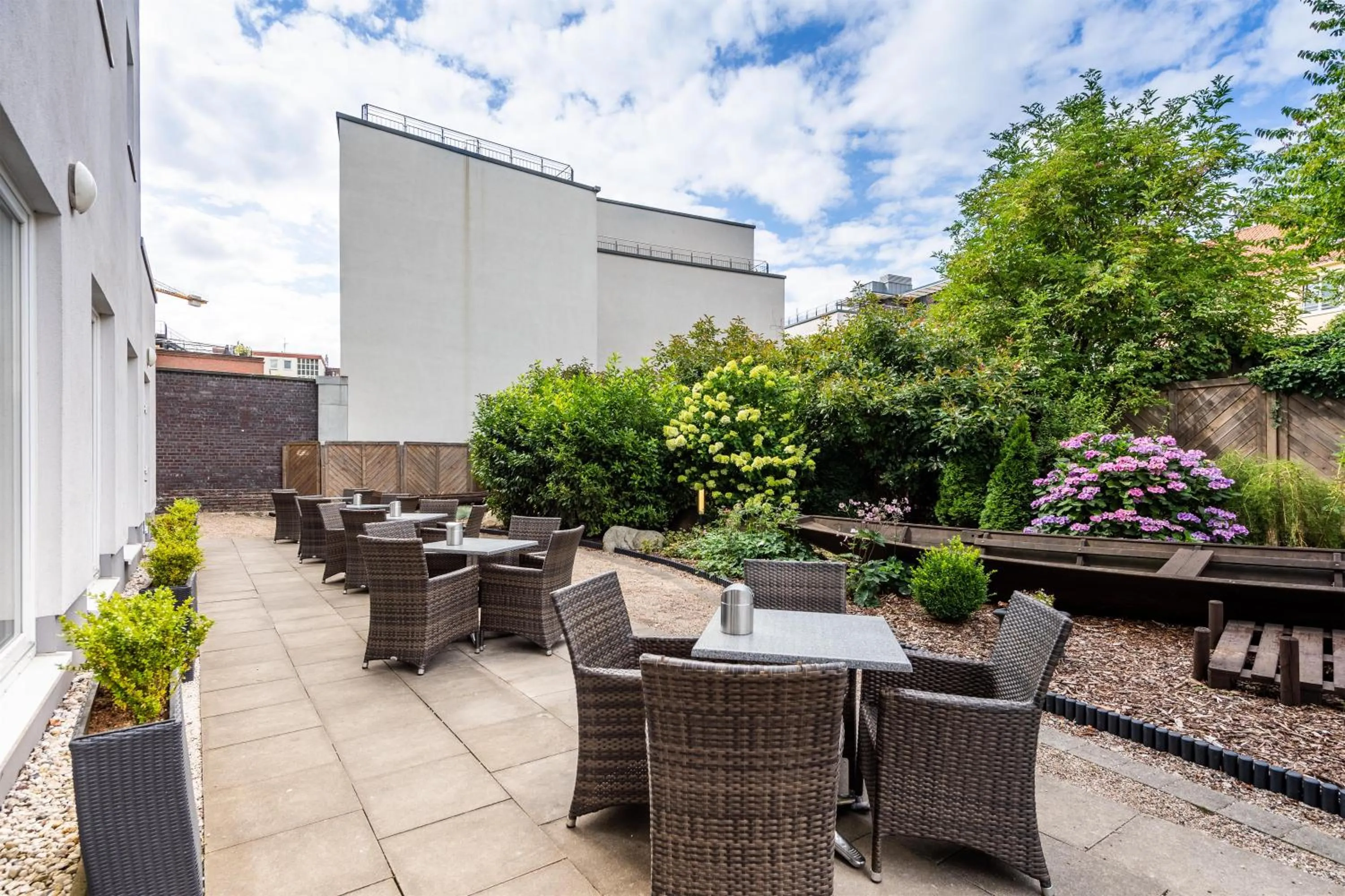 Property building in Premier Inn Hamburg City Millerntor