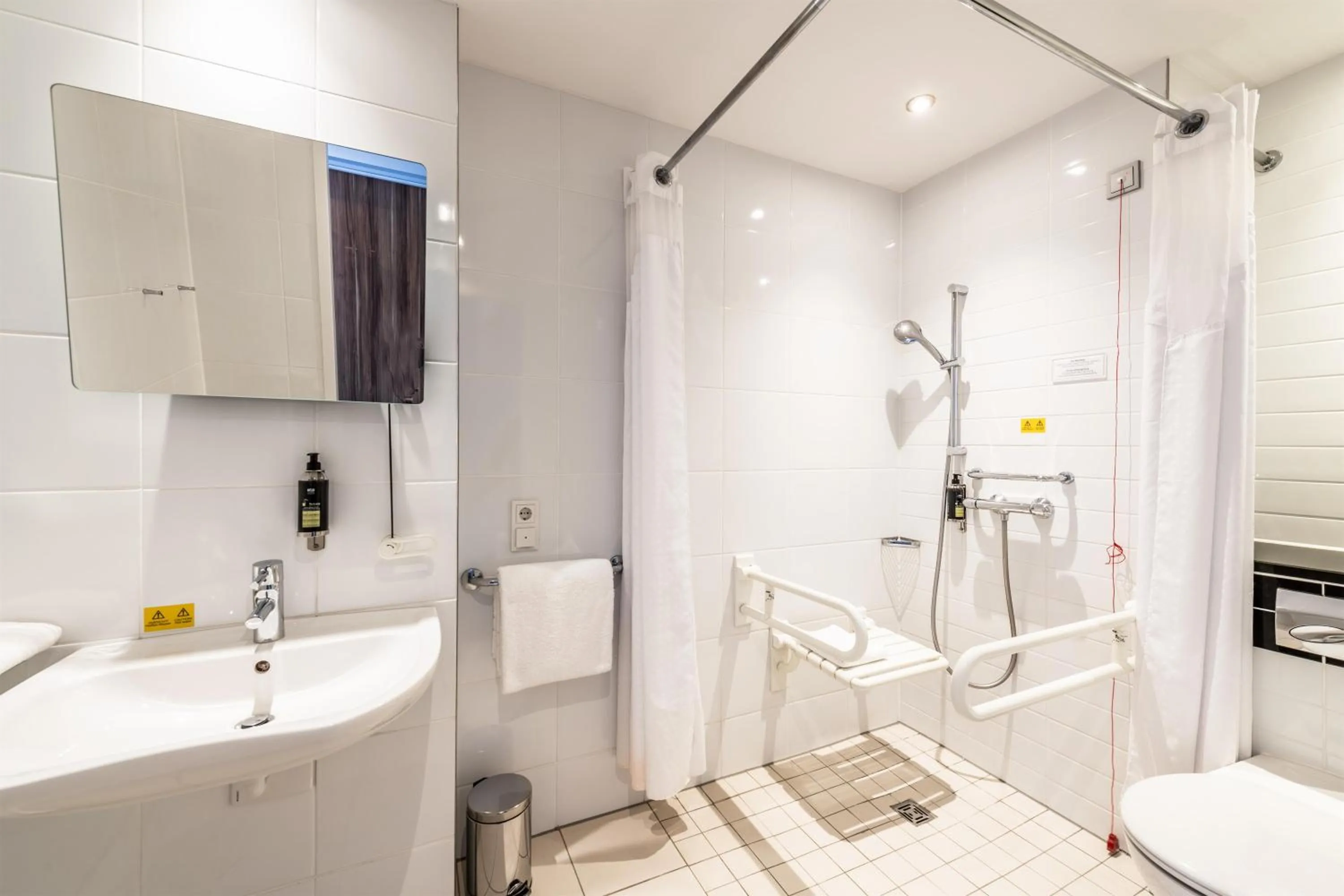 Bathroom in Premier Inn Hamburg City Alster