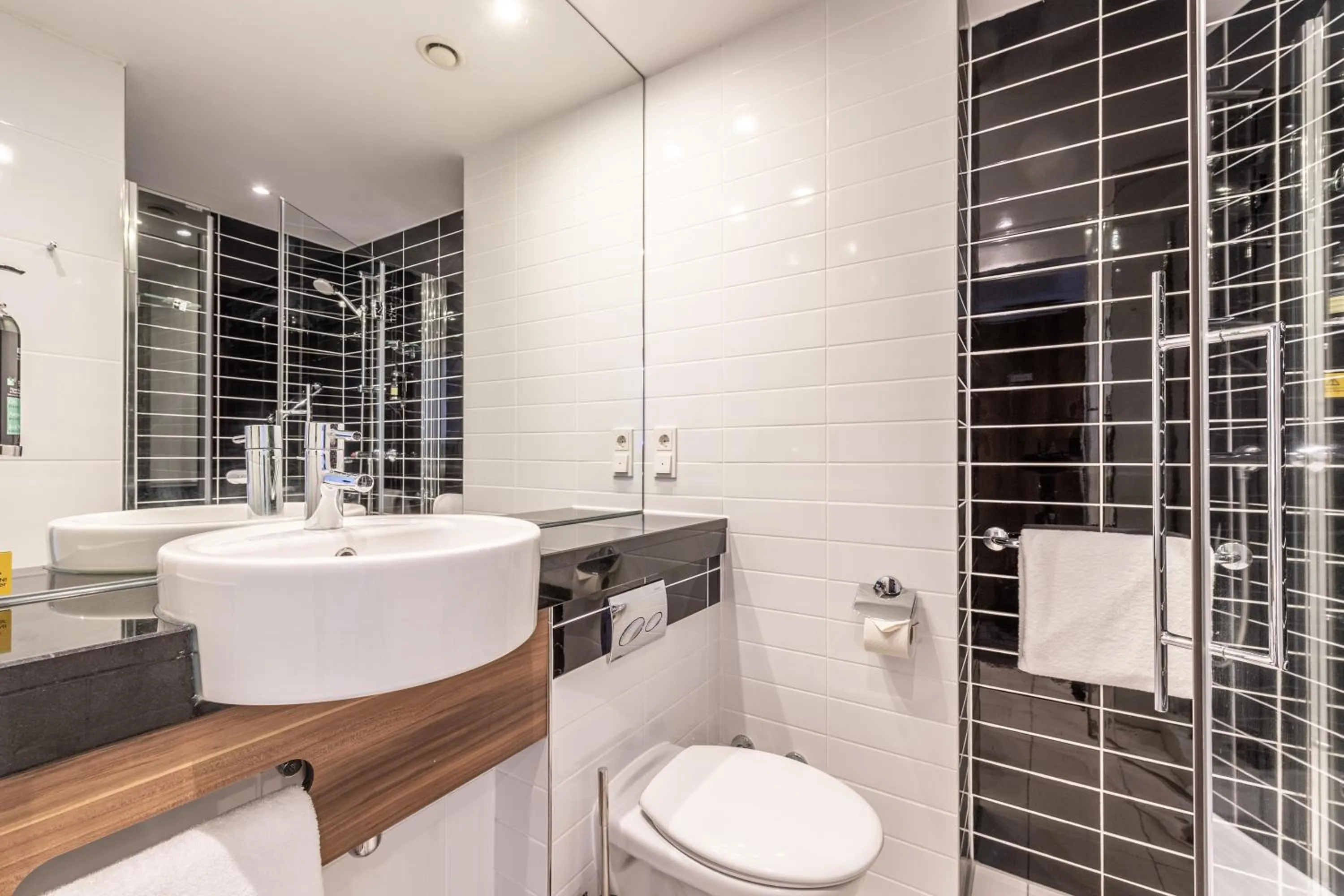 Shower, Bathroom in Holiday Inn Express HAMBURG CITY CENTRE