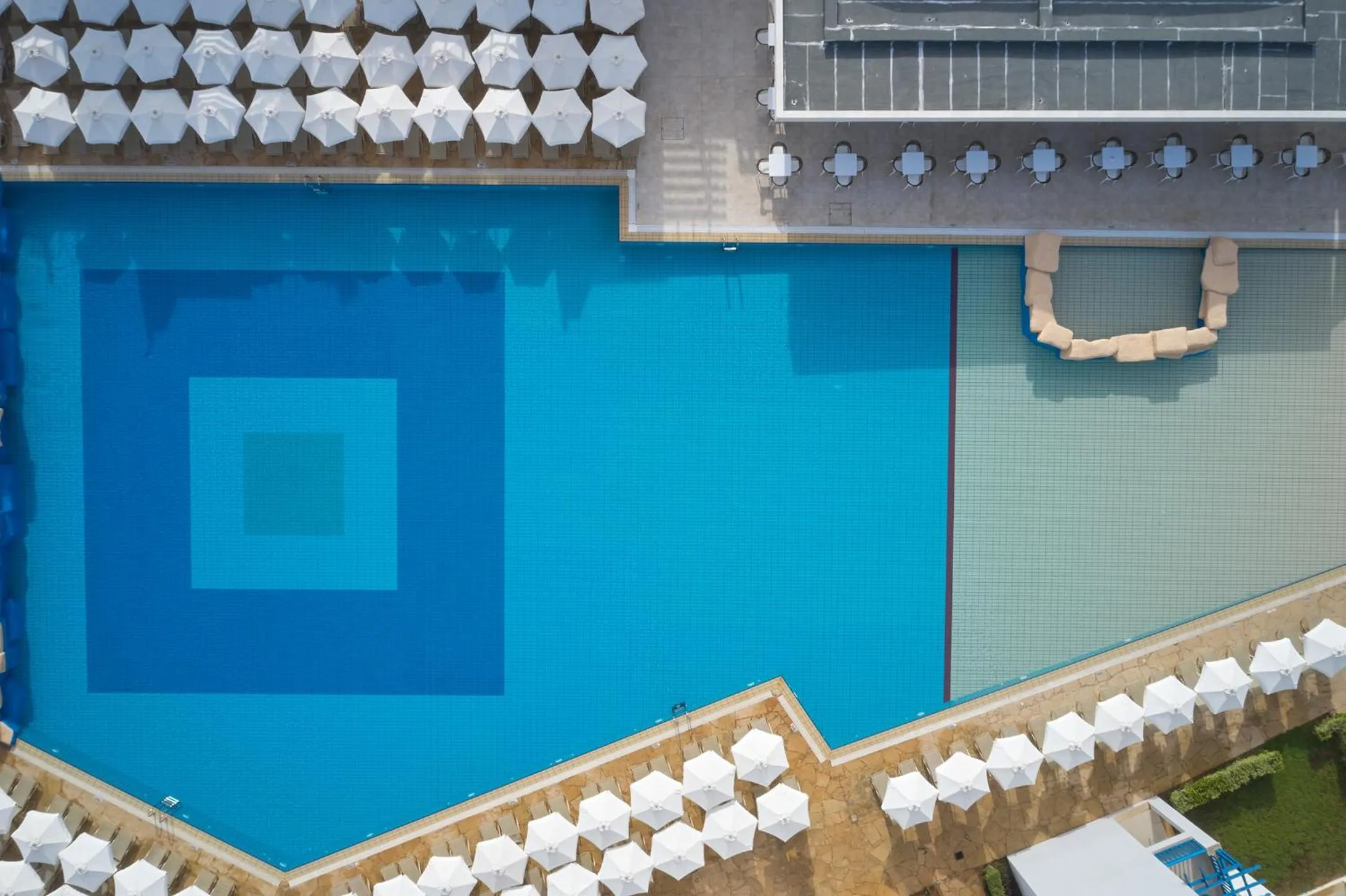 Swimming pool in Atlantica Callisto