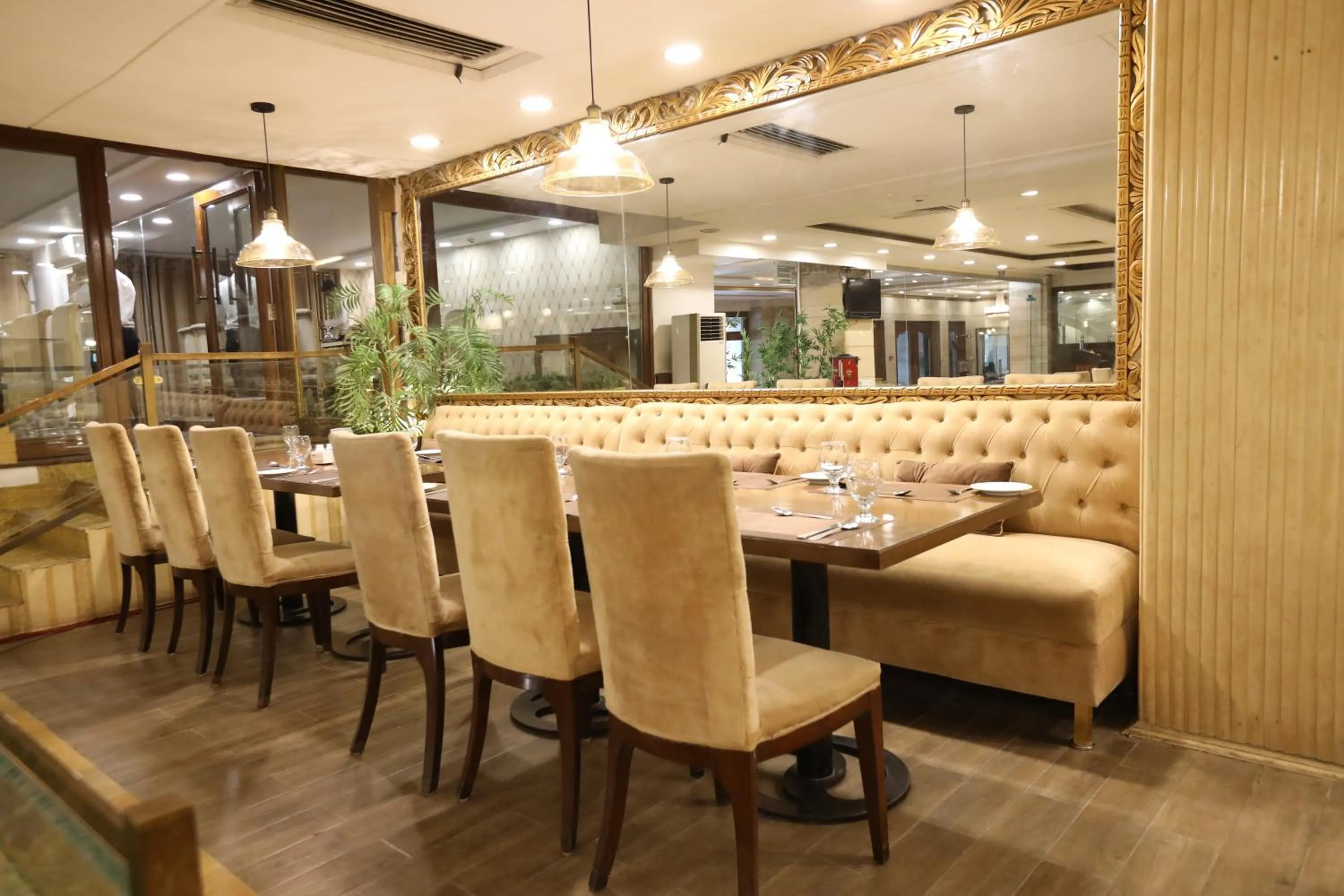 Restaurant/places to eat in Magnum Inn