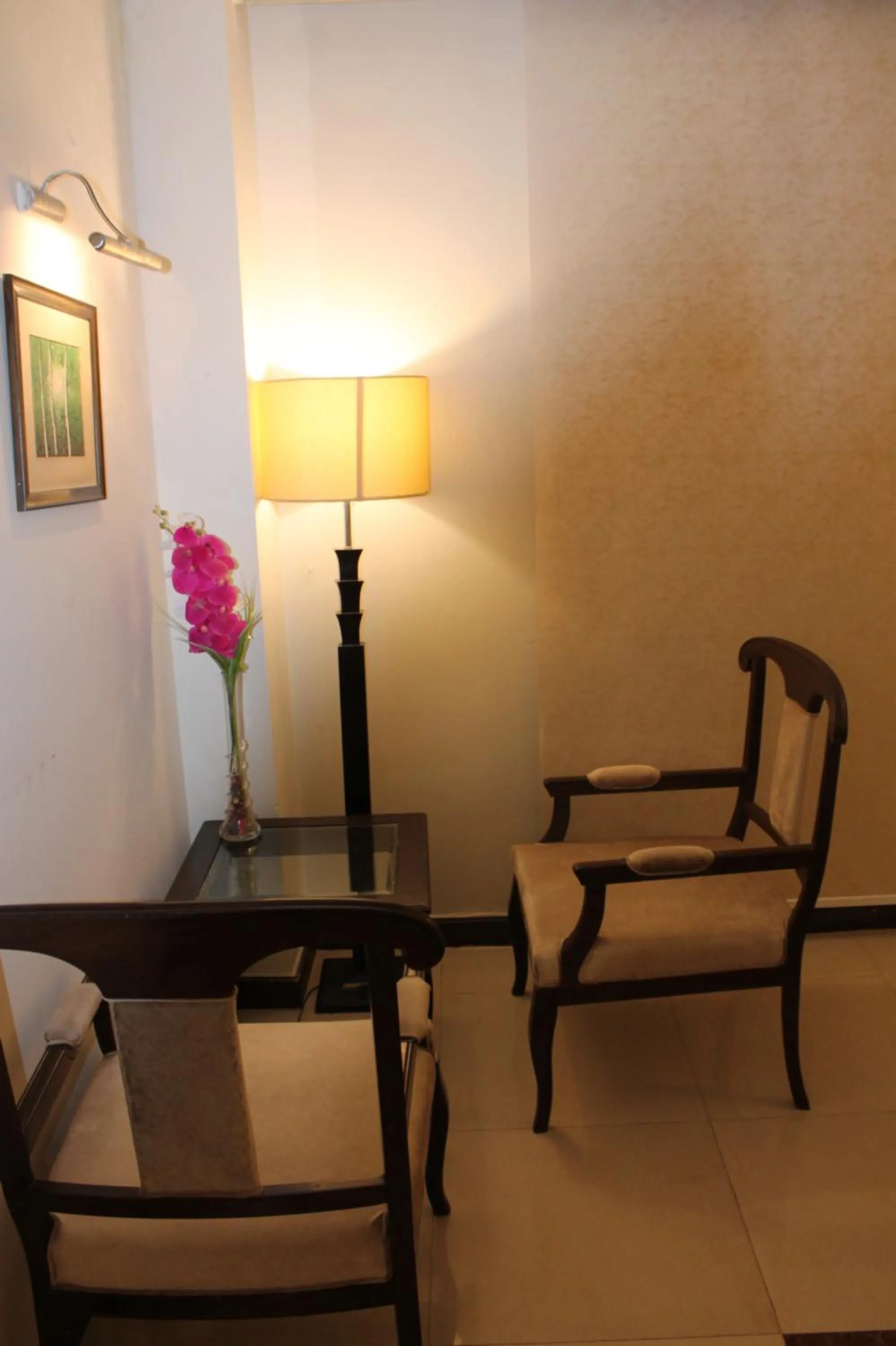 Seating area in Magnum Inn