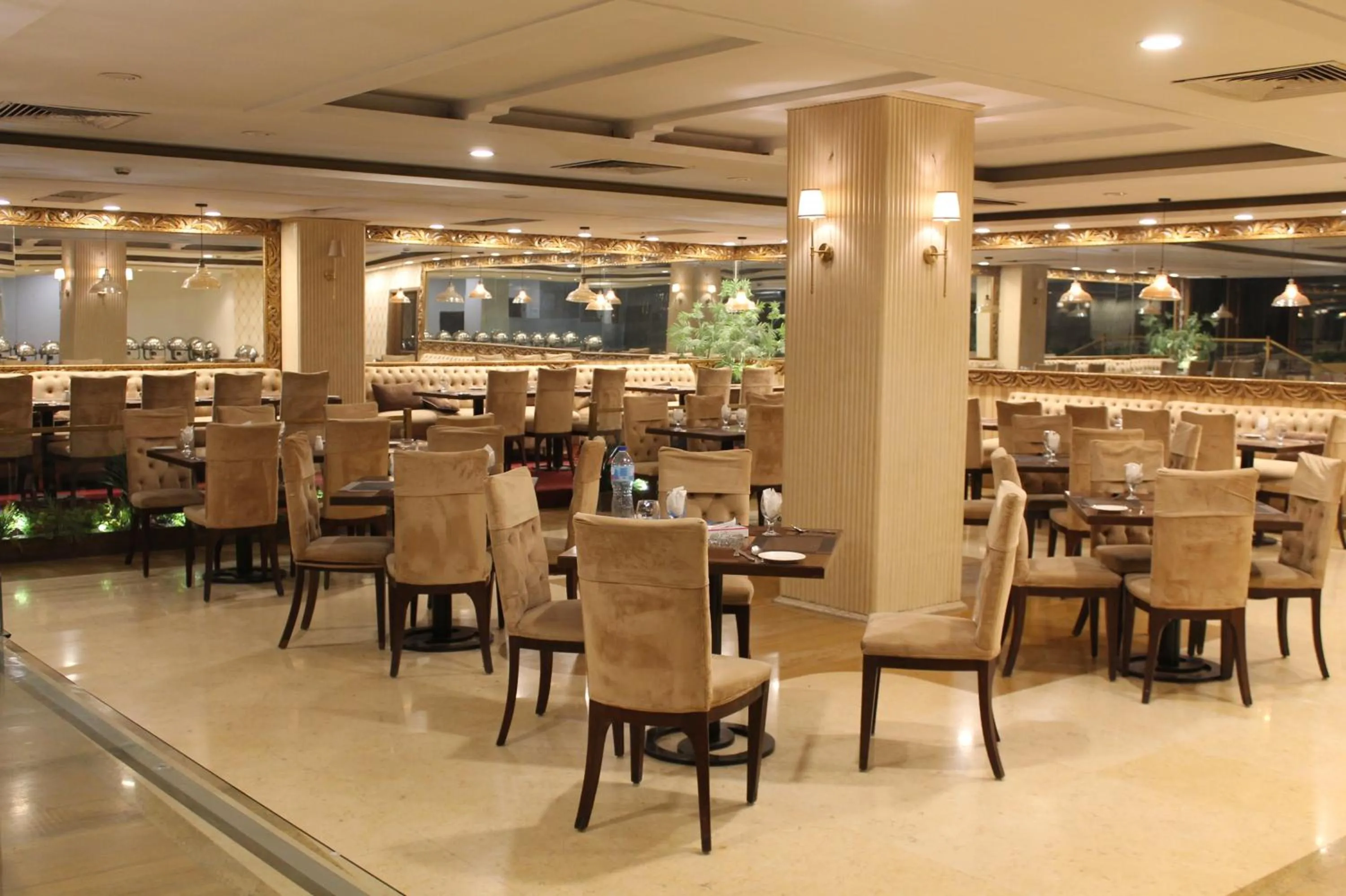 Restaurant/places to eat in Magnum Inn