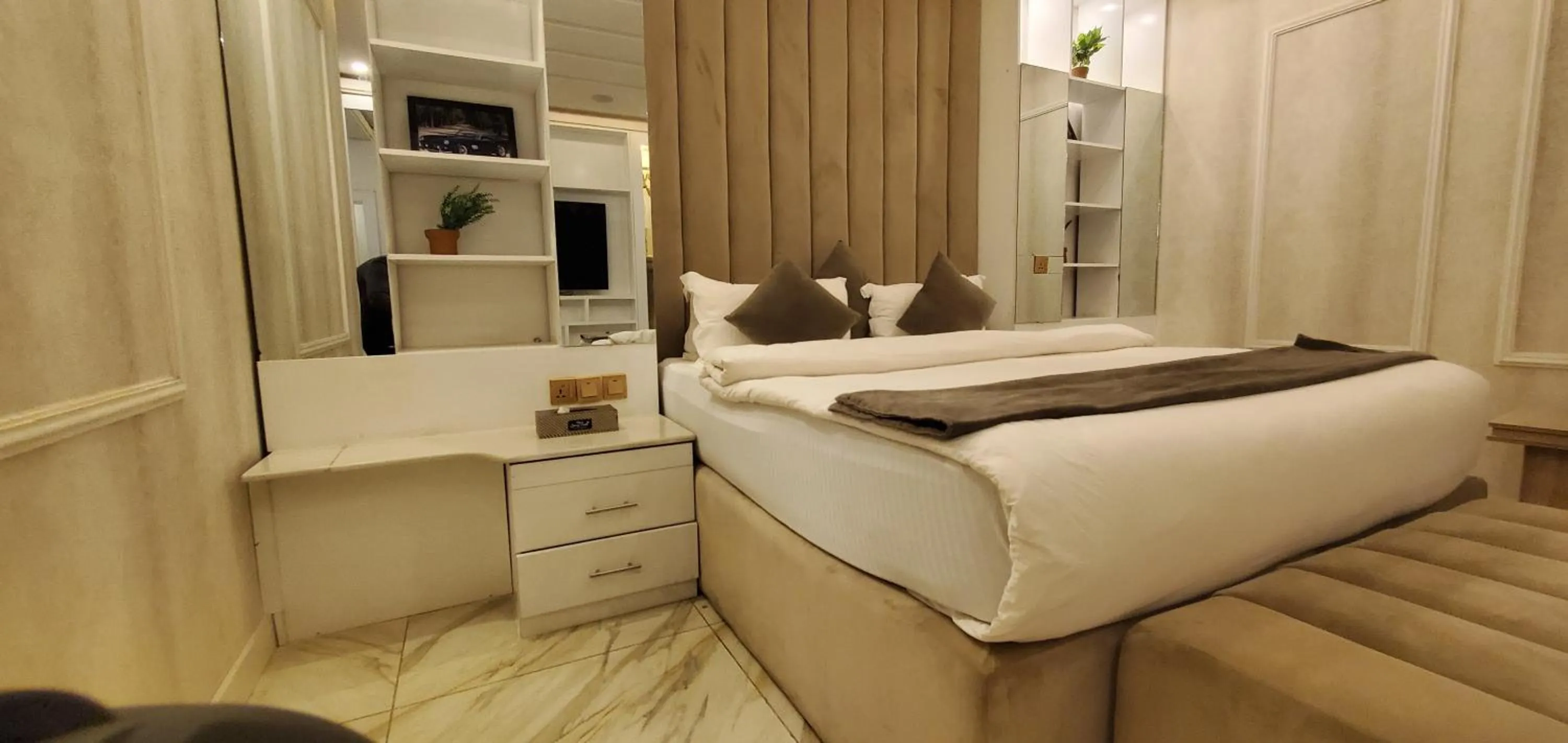 Bedroom, Bed in The Palms Hotel